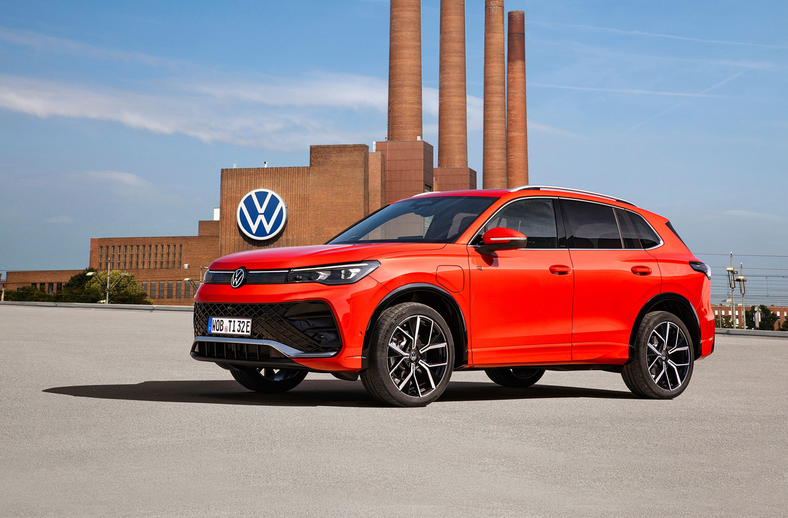 Rød VW Tiguan med fabriksskorstene i bagggrunden.