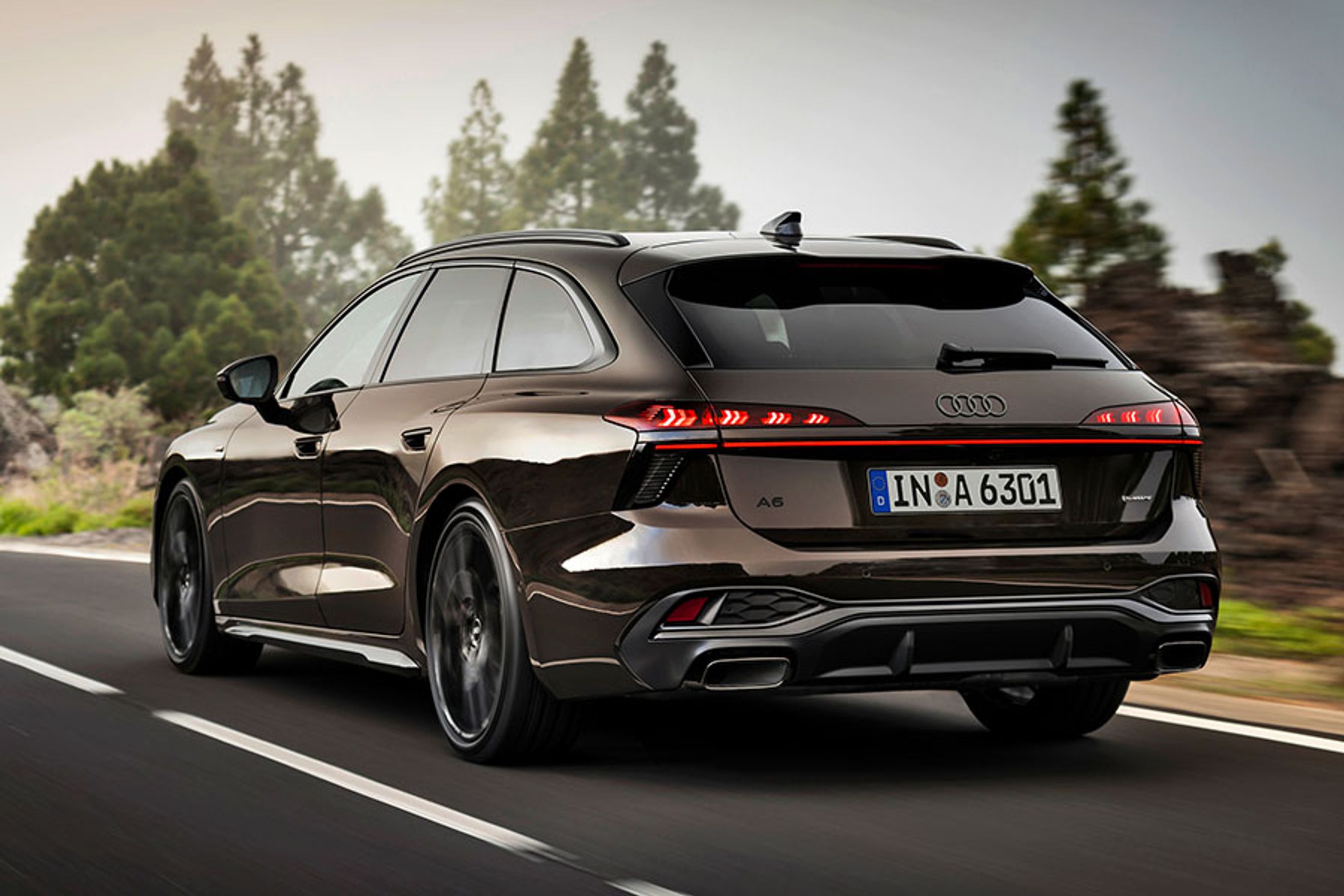 Avant er Audis navn for en stationcar, og denne A6 Avant byder på god plads bagtil. Baglygterne er af LED-typen, og under den røde, vandrette streg sidder selve stoplygterne yderst.