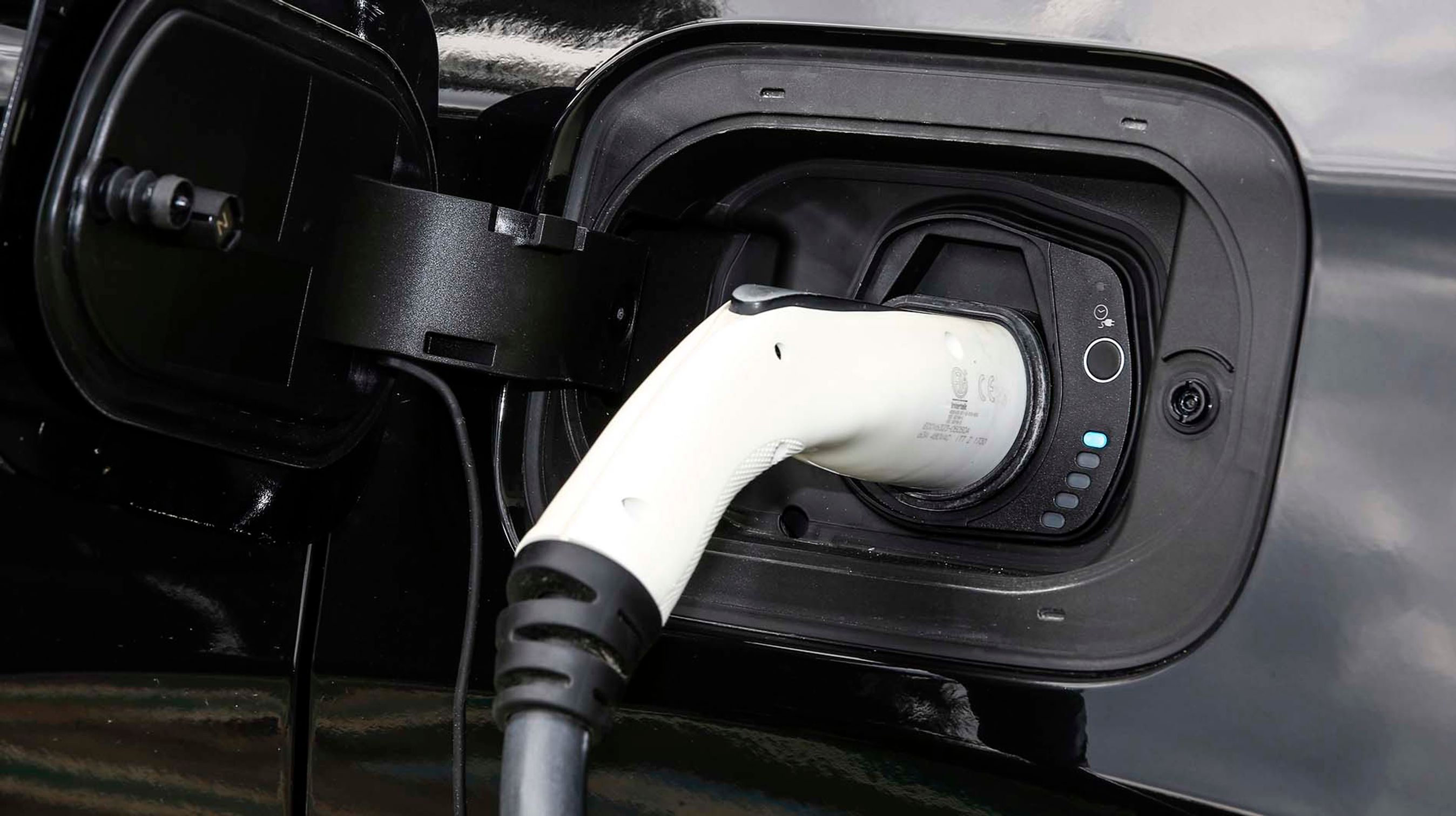 Opladningen foregår gennem stikket i venstre bagskærm.