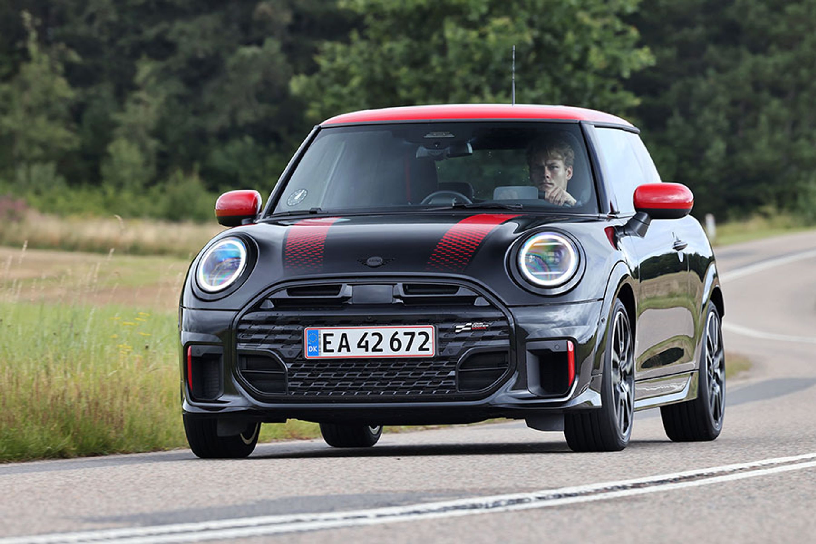 Med den seneste opdatering er der sket små justeringer Mini-modellens udseende. Selve udtrykket er klassisk Mini med de store runde forlygter. Og det er en bil, som nærmest kræver, at ejeren er modig om ikke med farvevalget, så med valg af farve på tag, sidespejle og som her striber på frontklappen.