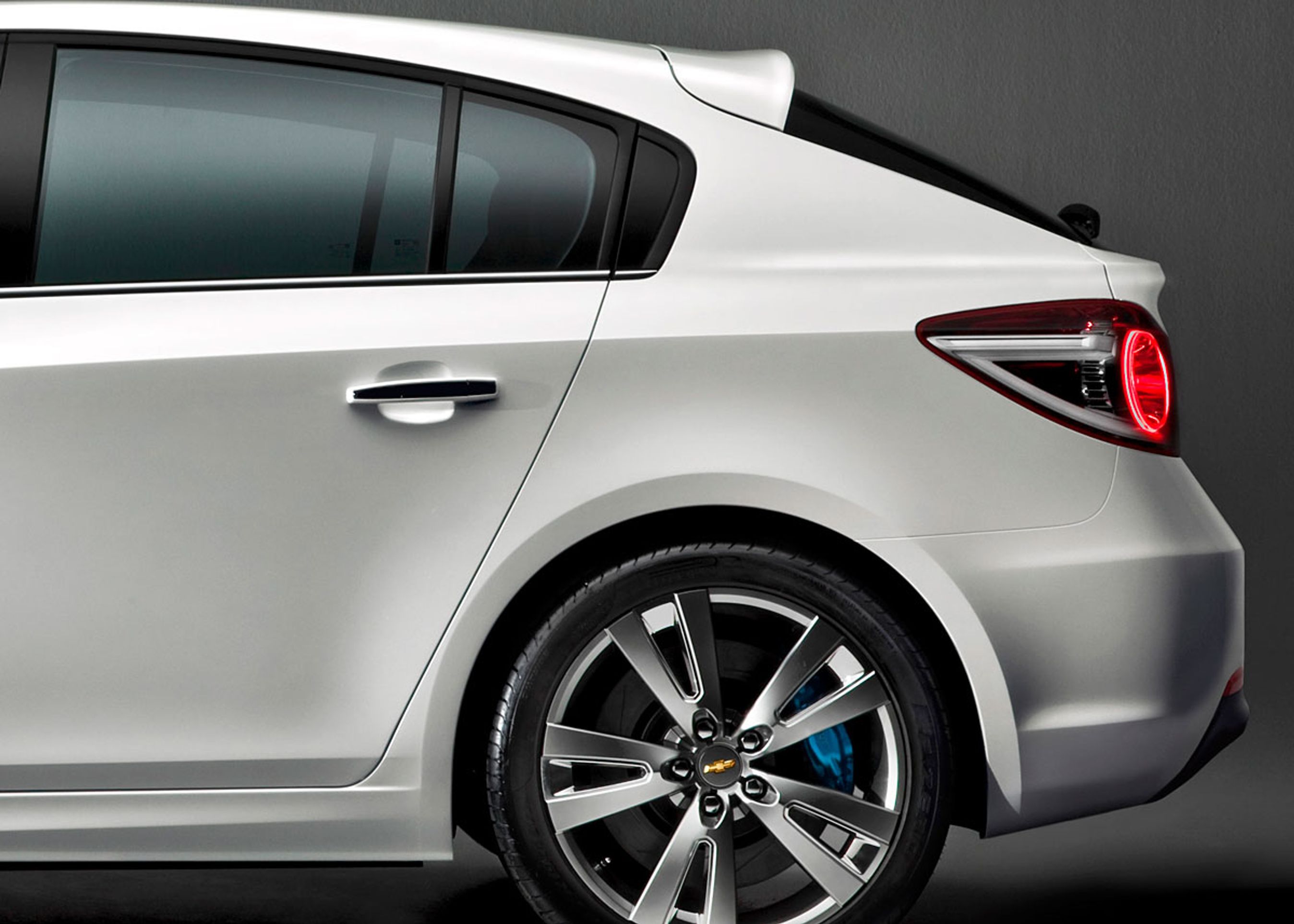 Cruze hatchback har en meget coupéagtig profil.