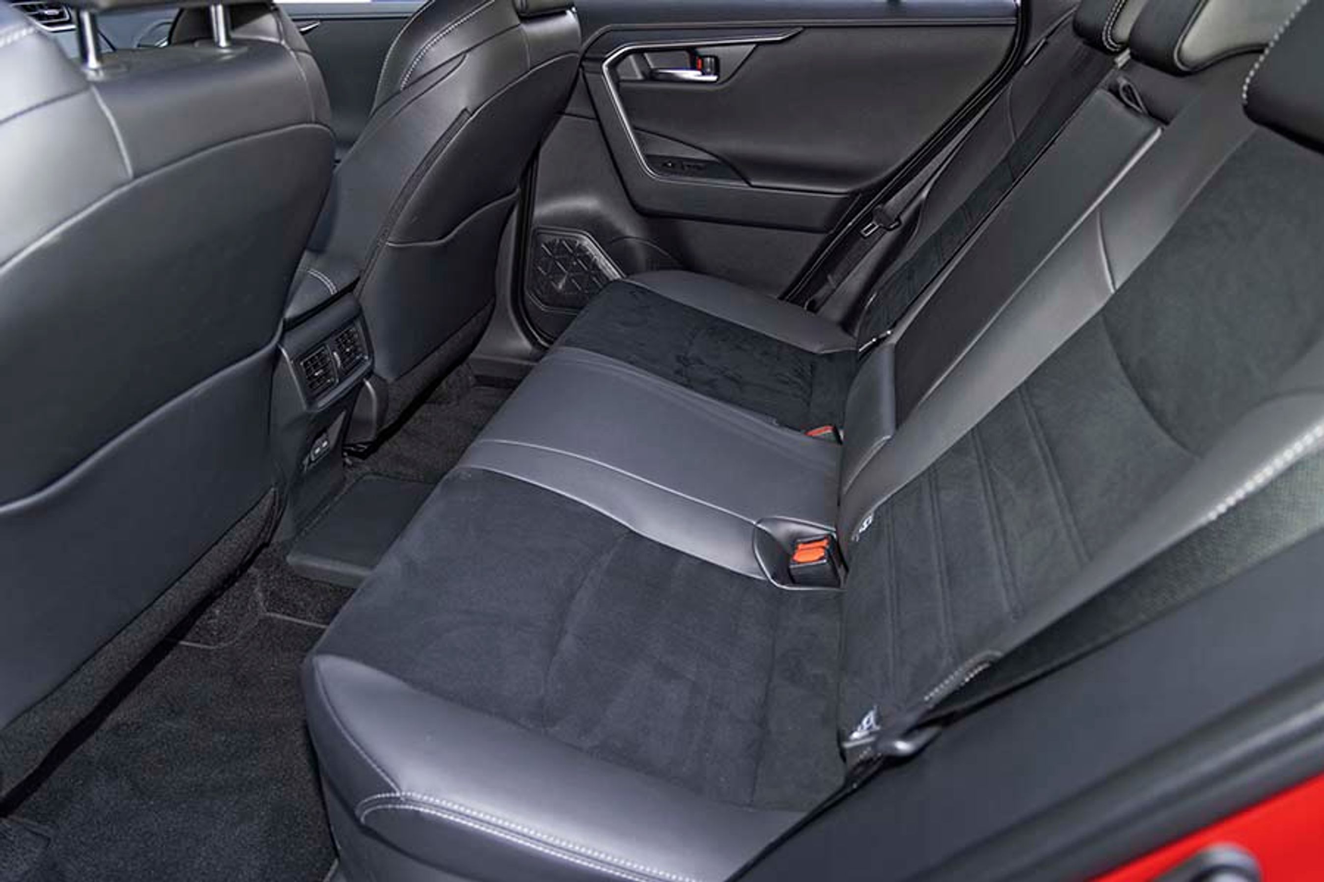 Der er plads til tre personer, og selvom der er en lille forhøjning midt på gulvet, er der god plads til fødderne i forhold til mange af konkurrenterne. Her er også god benplads og loftshøjde. 