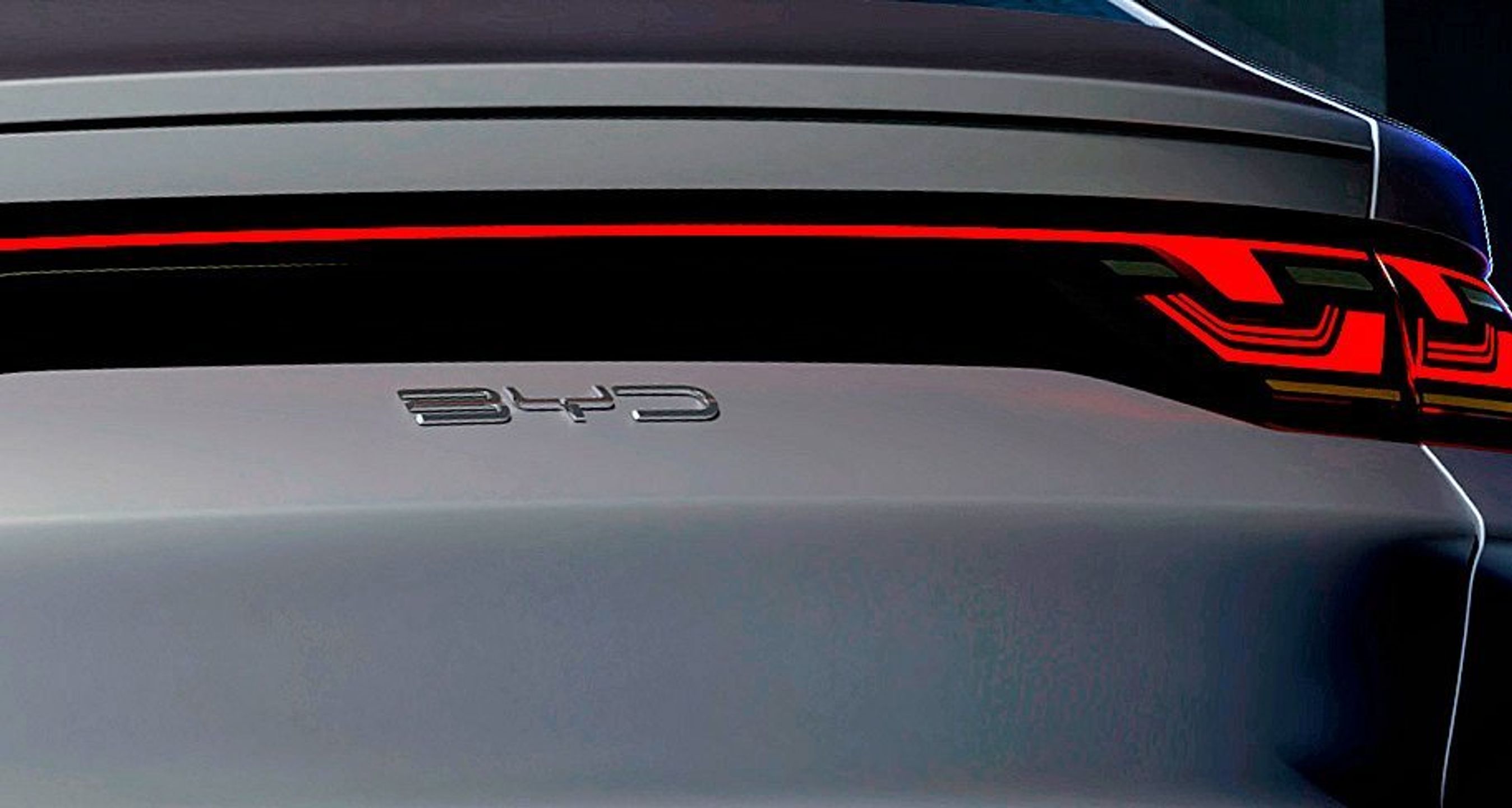 Navnelogoet BYD bag på bilen.