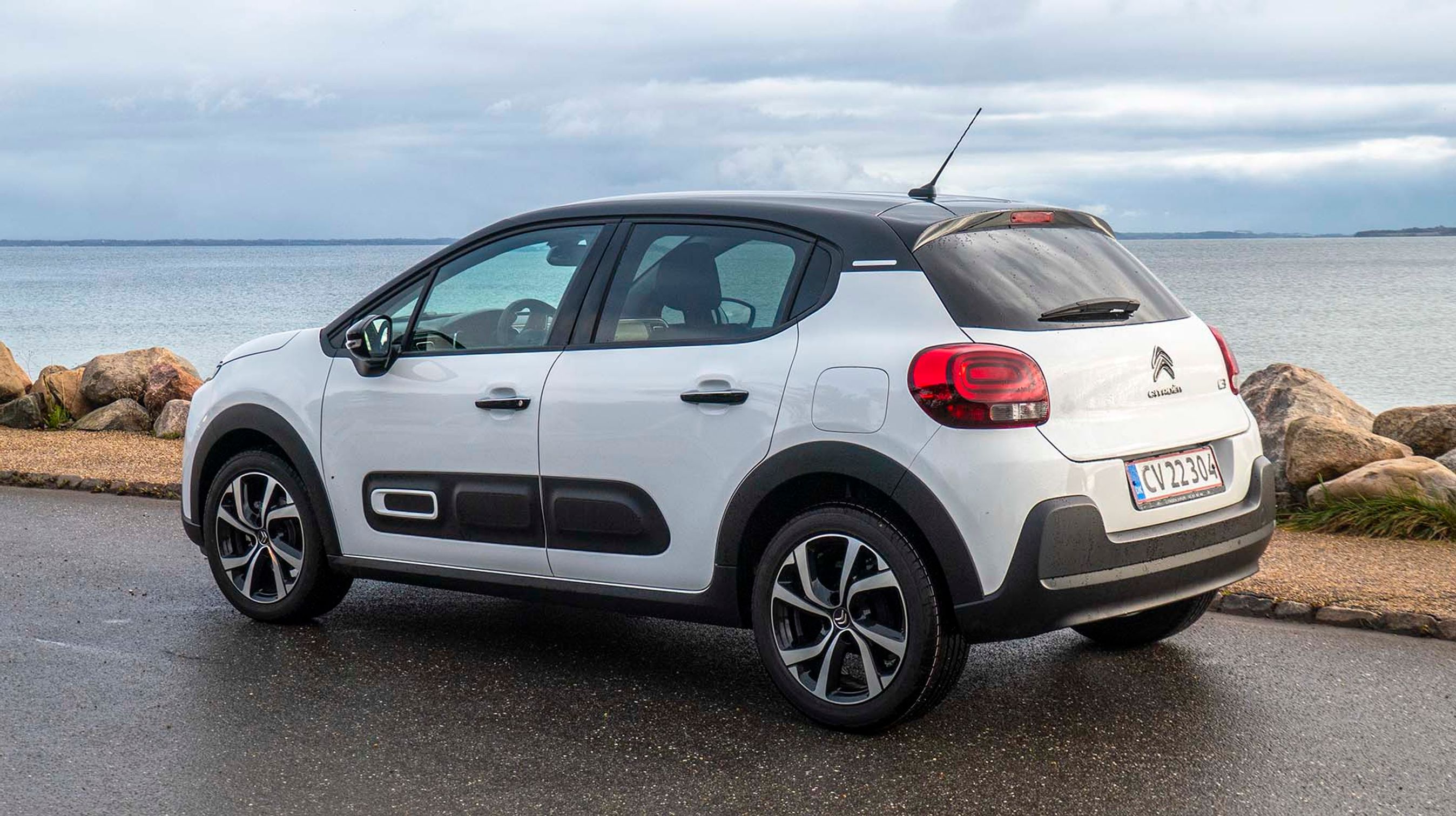 Der er gode muligheder for at vælge farve til sin C3. Her er taget f.eks. sort, og det virker visuelt godt. Bilens karakteristiske Airbumps, som findes på de to højeste udstyrsniveauer, er ændret en smule. De har en praktisk funktion, og så giver de bilen karakter.