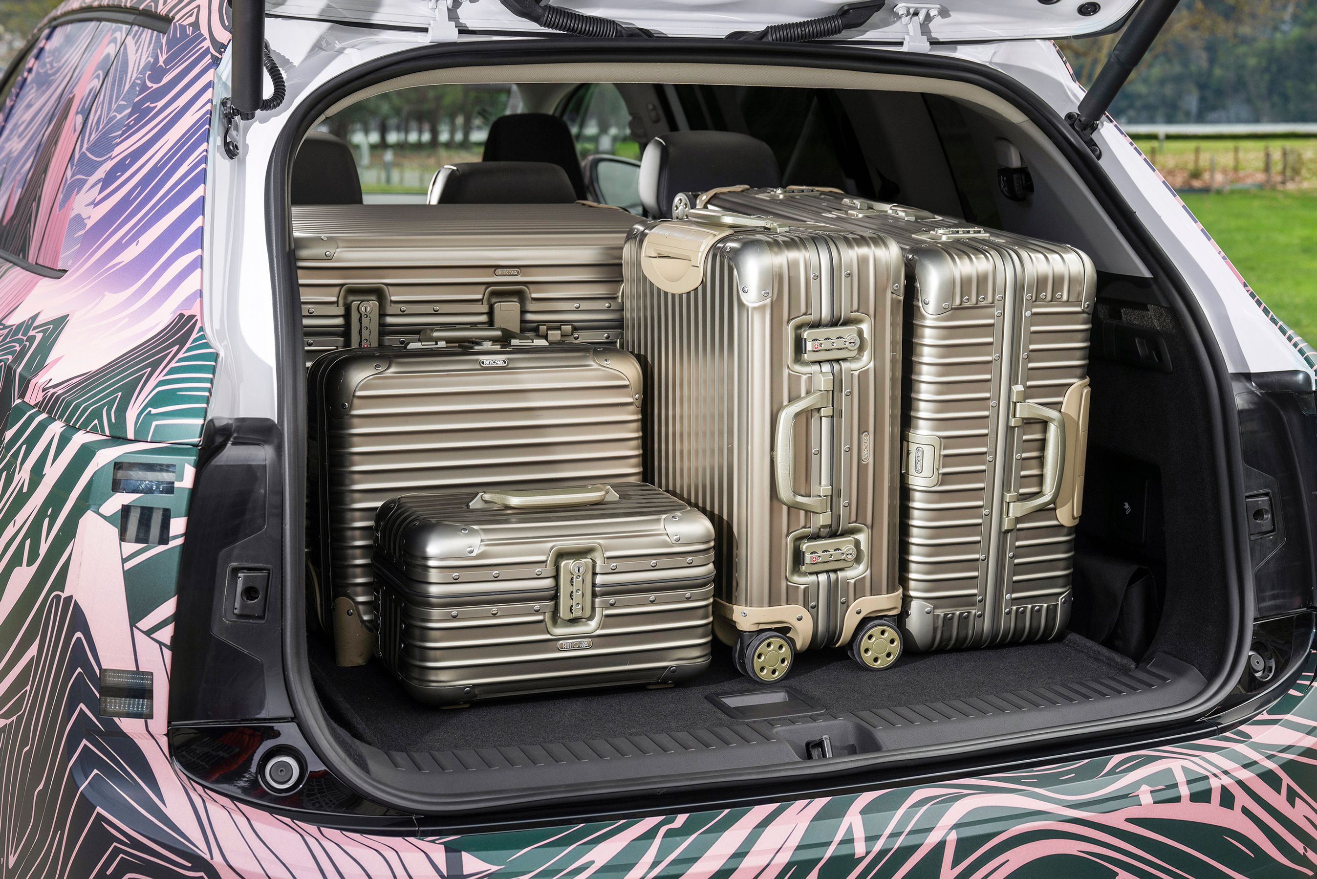 Alukufferter i bagagerum.