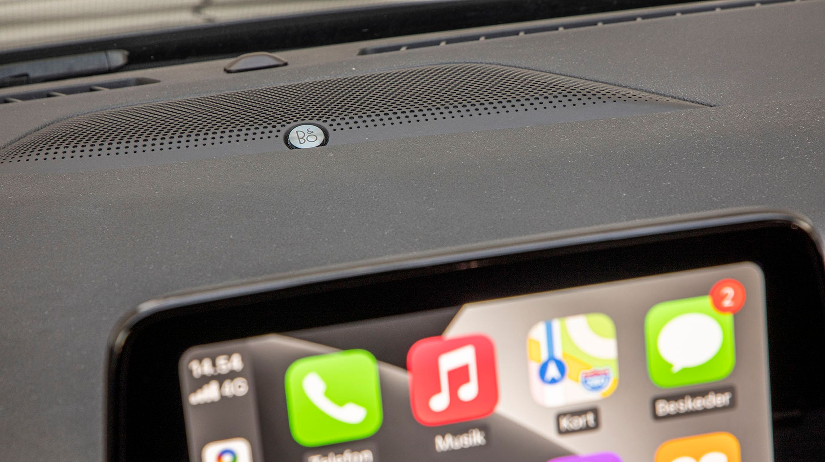 Også under forruden er der en centerhøjttaler fra B&O, og den er med til at sikre det fremragende lydbillede.