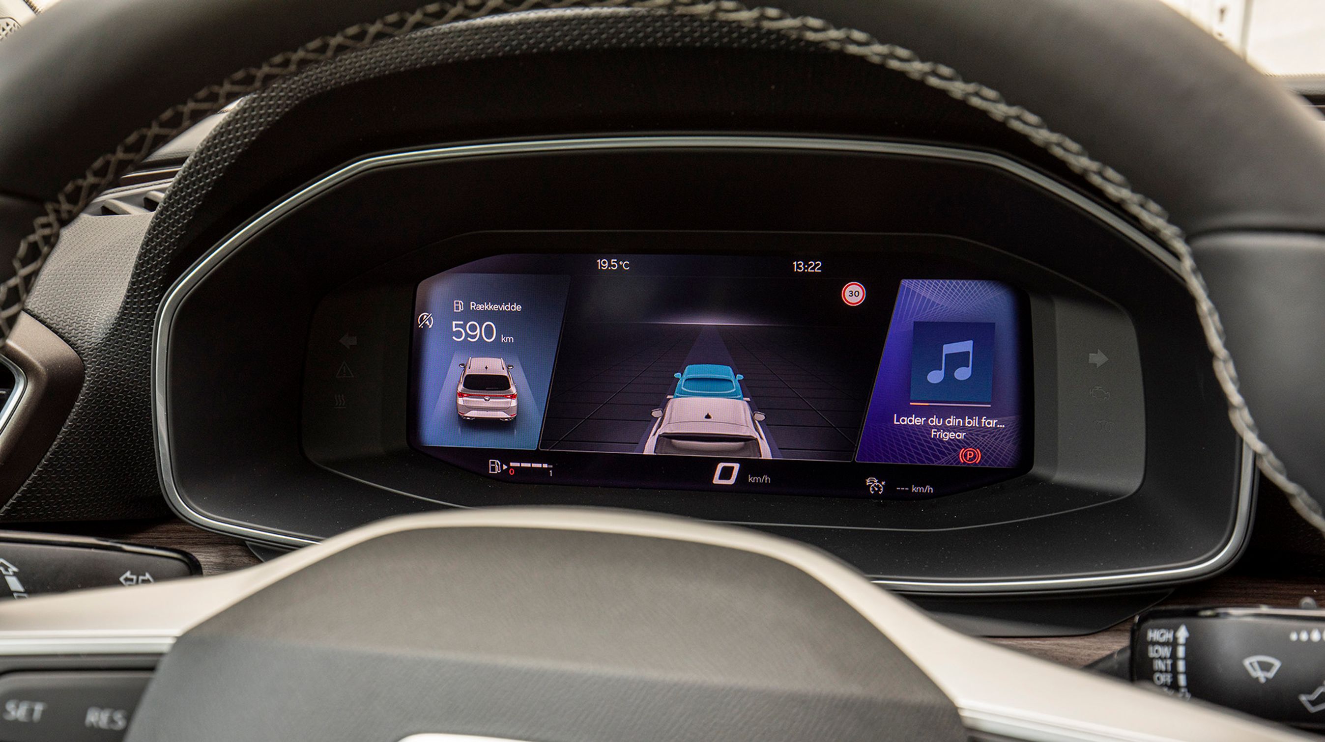 Det digitale cockpit er standard. Man kan indstille flere forskellige skærmbilleder efter egen smag lige fra et omfattende billede med indbygget kort til en minimalistisk udgave med stort set kun hastigheden vist i store tal.