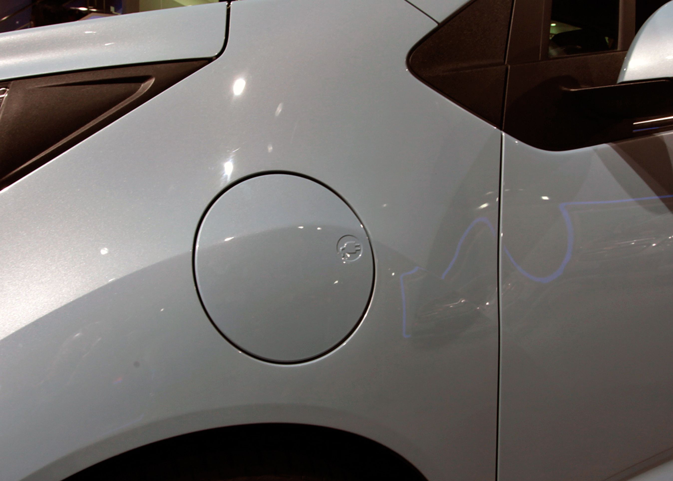 Udefra er det stort set kun dækslet til ladestikket, der afslører, at man står over for en elektrisk Spark.