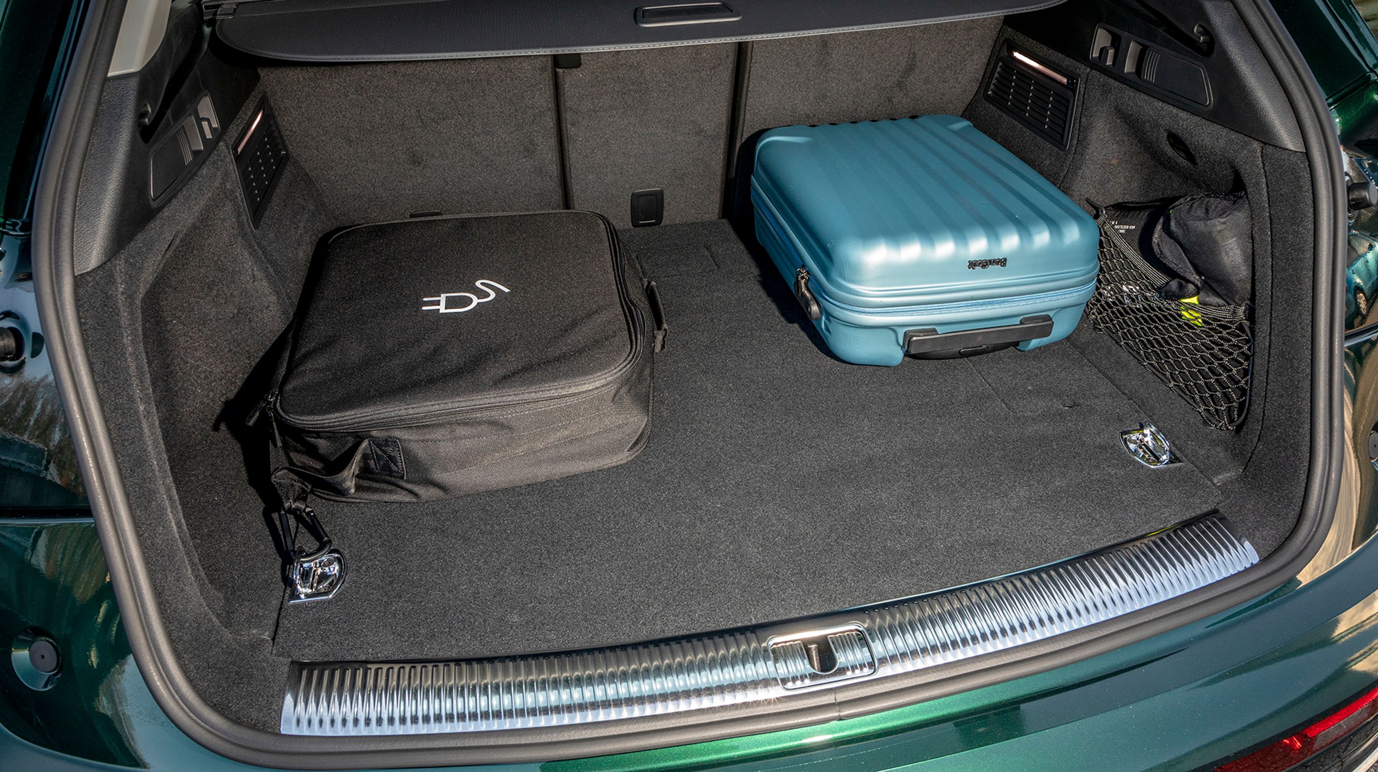 Bagagerummet rummer 465 liter. Gulvet er løftet en smule, og der er ikke plads under gulvet. Bagsæderyggen er tredelt.