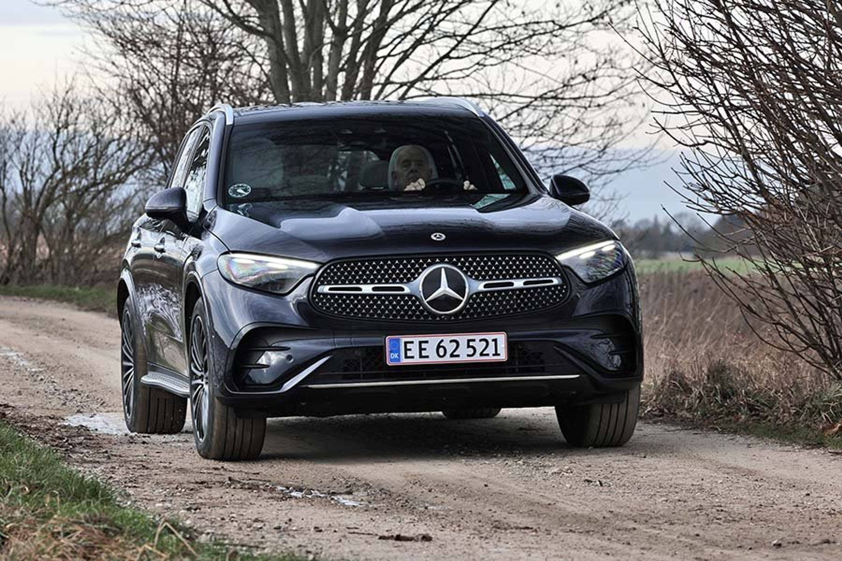 Mercedes-Benz GLS set forfra, mens den kører på vej