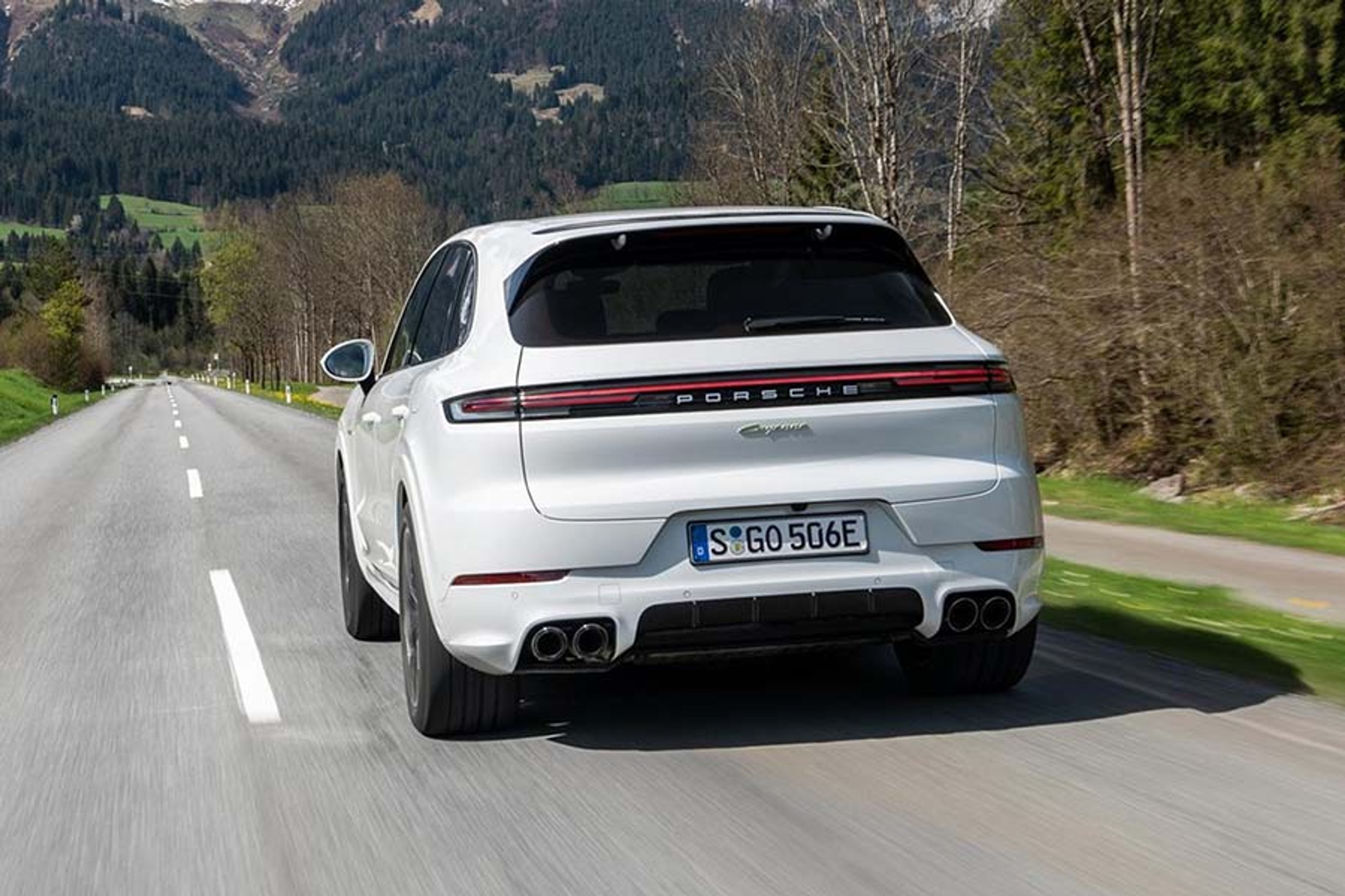 Trods muligheden for at køre på el i plugin-hybriden har Porsche ikke sparet så meget som et enkelt udstødningsrør, og det betyder, at fire piber stikker markant ud forneden.