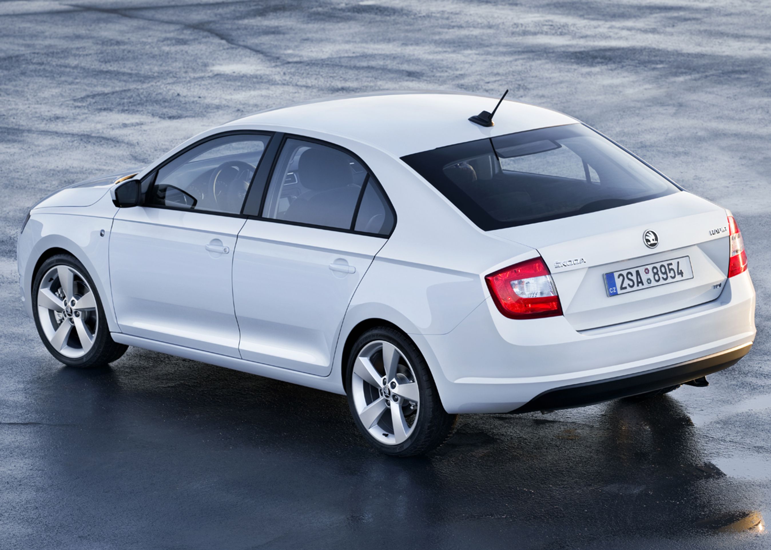 Rapid begyndte sit liv som decideret discountbil til Østeuropa, men den femdørs familiebil endte med at blive opgraderet, så Skoda også kan være bekendt at sælge den i Vesteuropa.