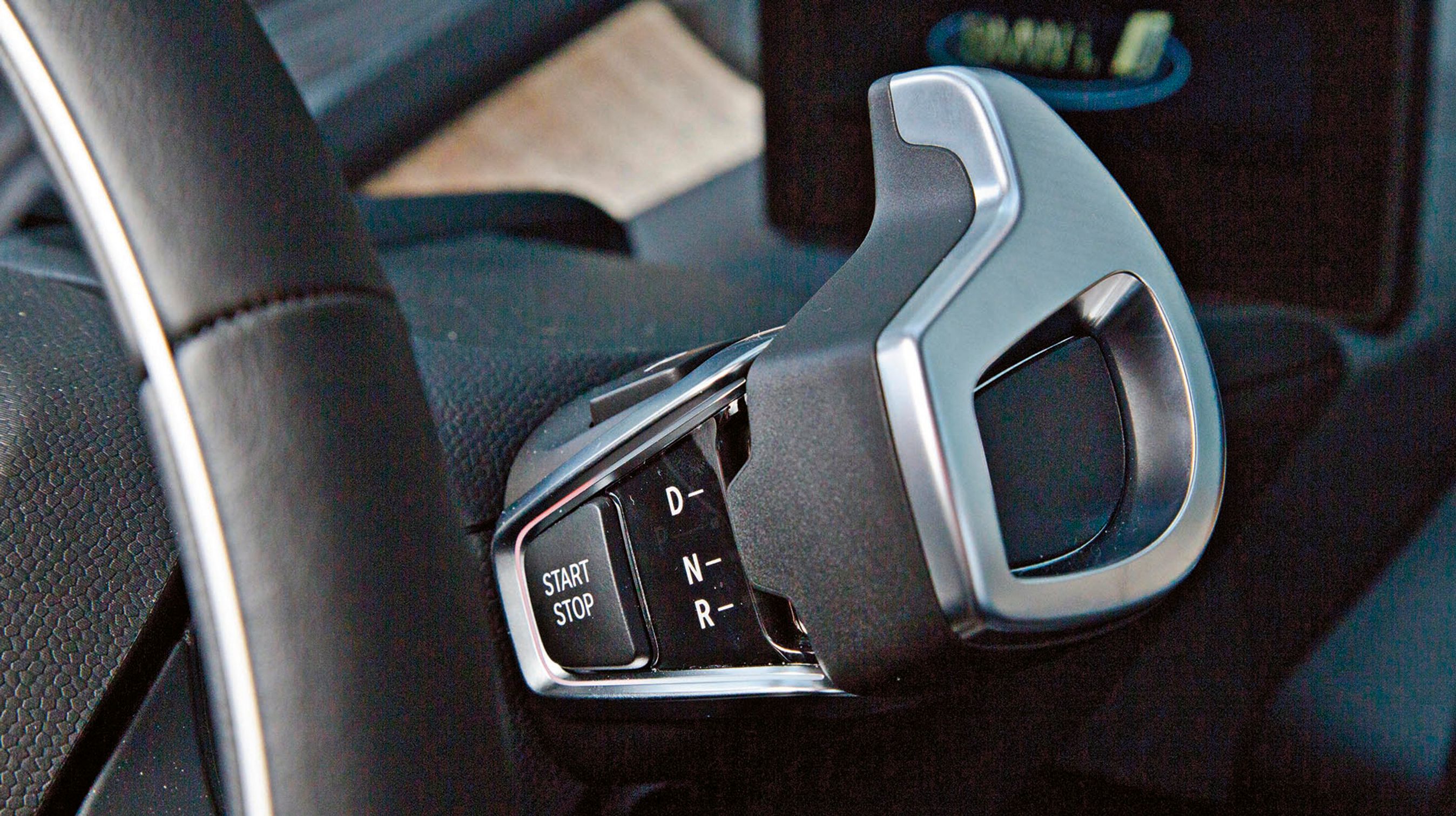 Som alle elbiler har også i3 et trinløst gear. Fra dette greb ved rattet bestemmer man blot, om bilen skal køre frem eller tilbage. Meget enkelt!