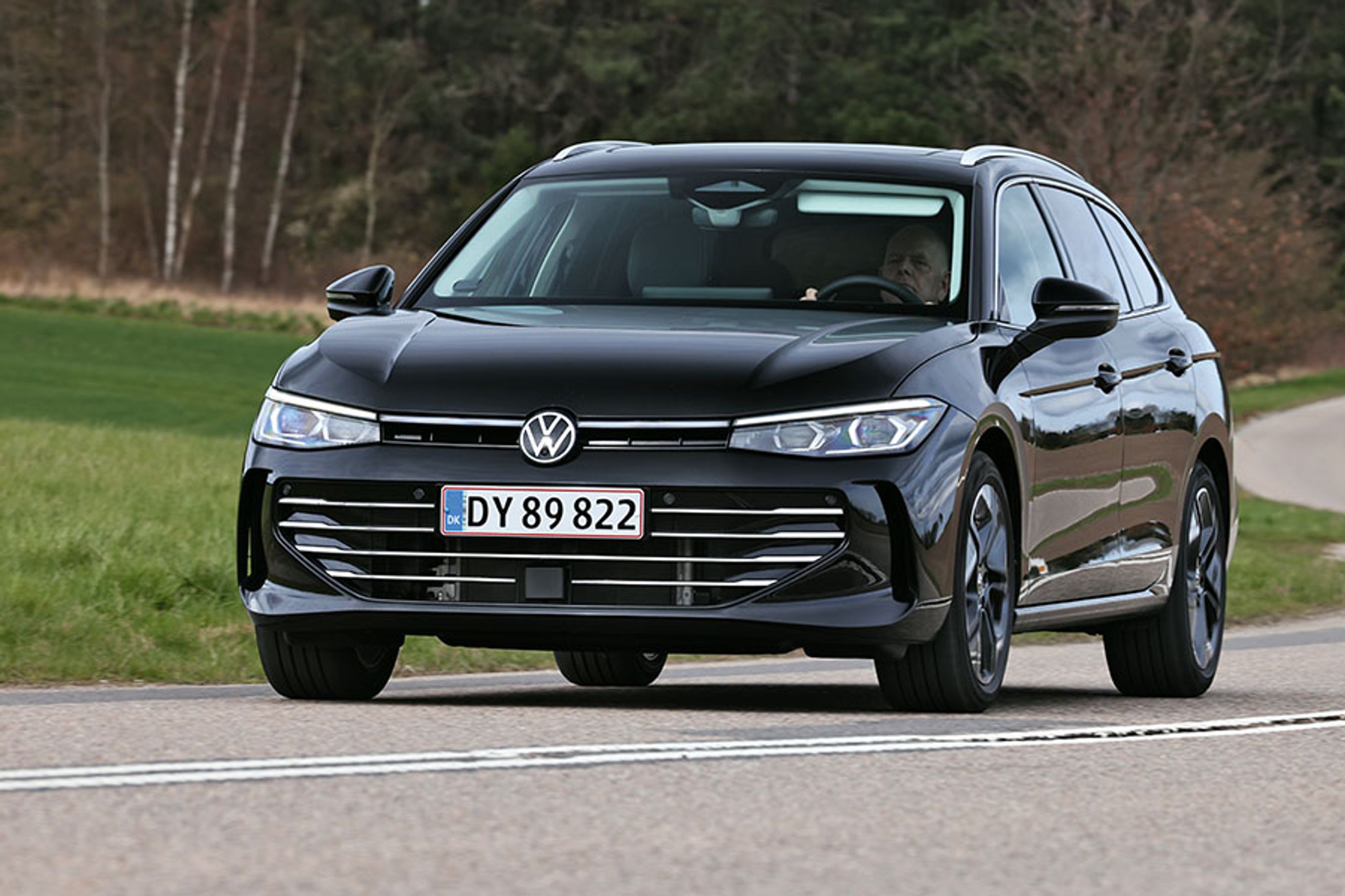 Elegance-versionen har adaptive LED-forlygter som standard. Det giver et godt lysudbytte og gør, at du kan køre med langt lys tændt uden at blænde de modkørende på lande- og motorveje. 