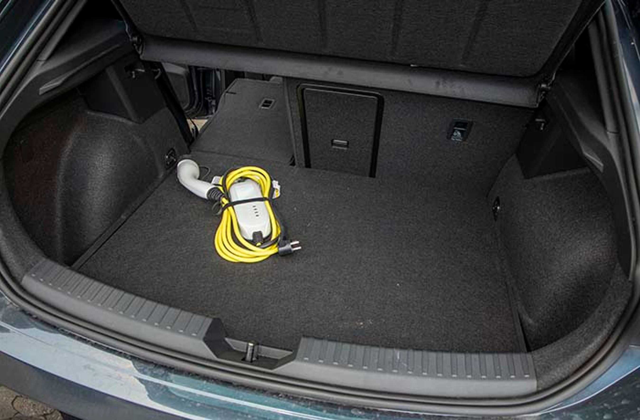 Bagagerummet i plugin-hybriden er med sine 270 liter 110 mindre end i den almindelige femdørsudgave. Der er ikke lavet særlig plads til ekstra ladekabler.