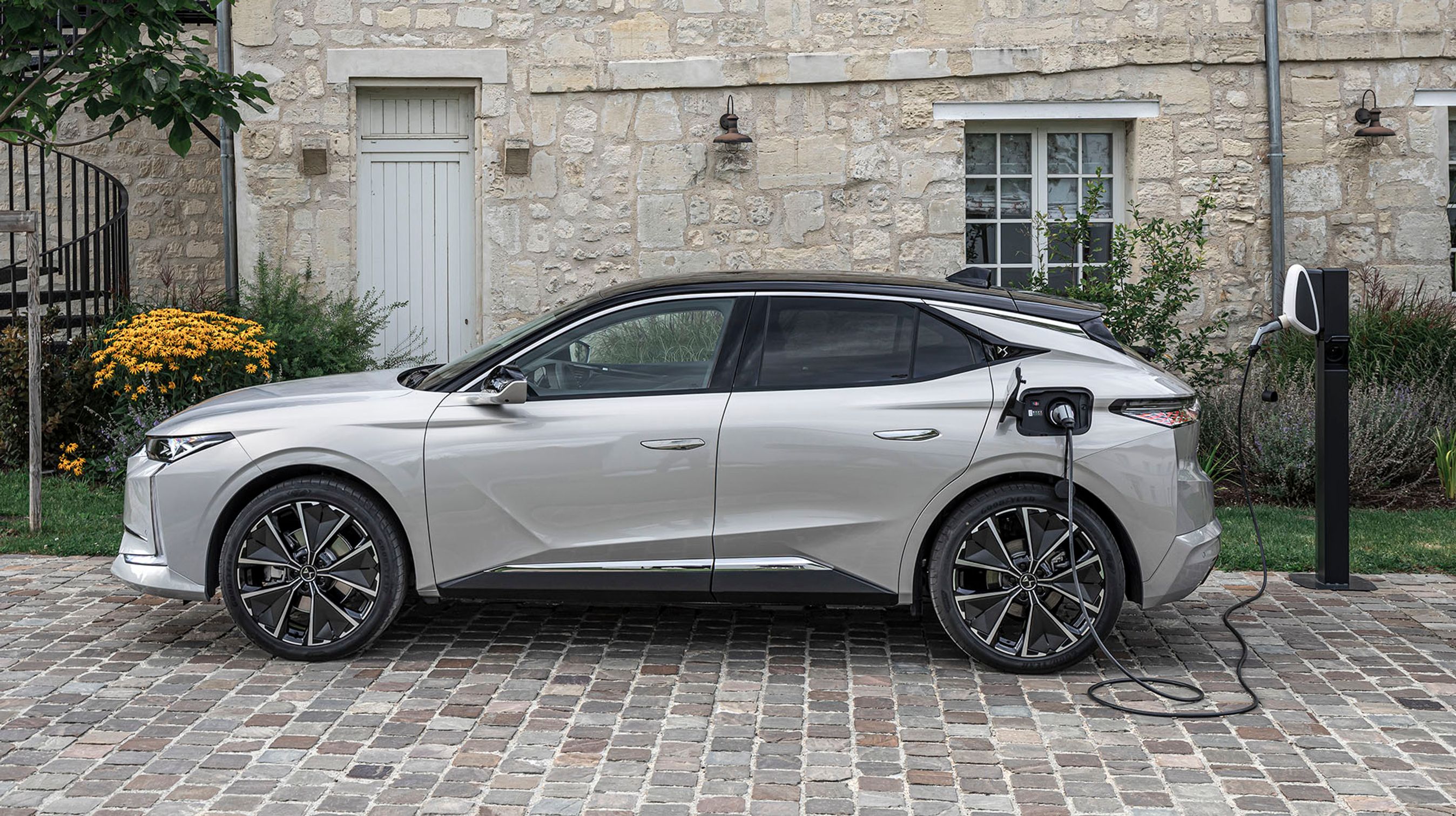 Plugin-hybrid-udgaven af DS 4 kan oplades med en enkelt strømfase og dermed maksimalt 3,7 kW. Det giver en opladningstid på knap fire timer.