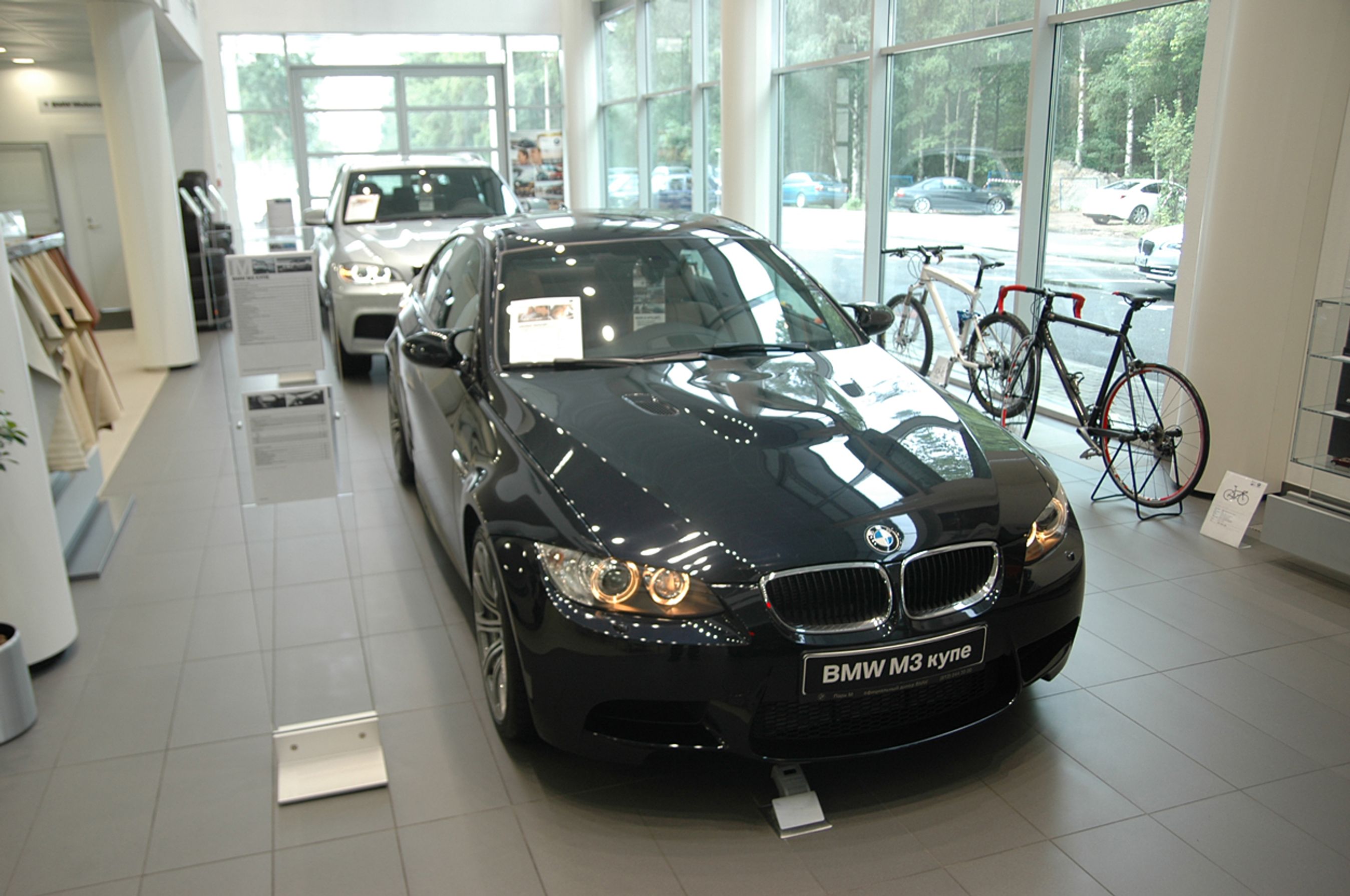 Der udstilles naturligvis M-biler hos forhandleren, men ellers er bygningen rammen om en klublignende aktivitet, hvor glade M-ejere mødes for at hygge og snakke biler.