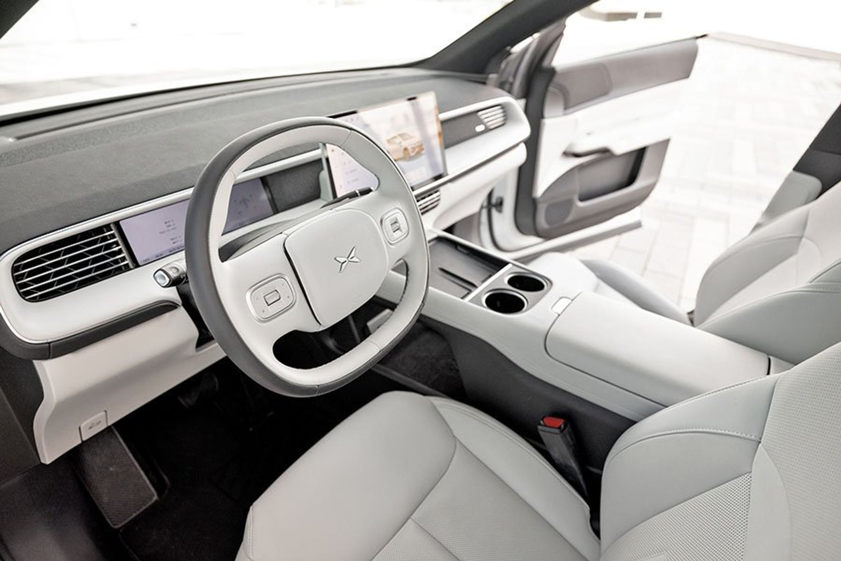 Førerpladsen i en Xpeng G6