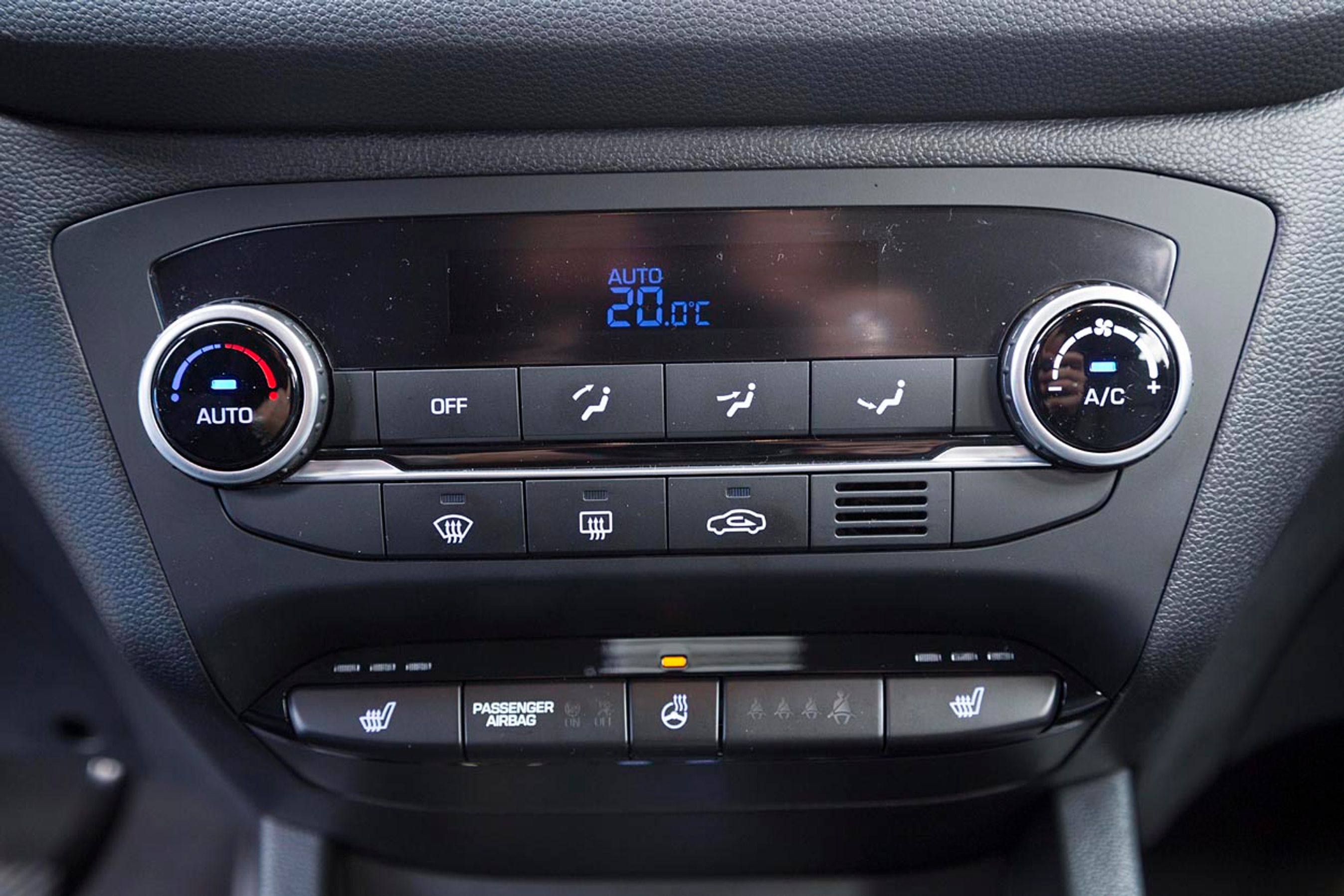 Klimaanlæg er muligt ekstraudstyr, mens varme i rattet og varme i sæderne ventes at blive standard.