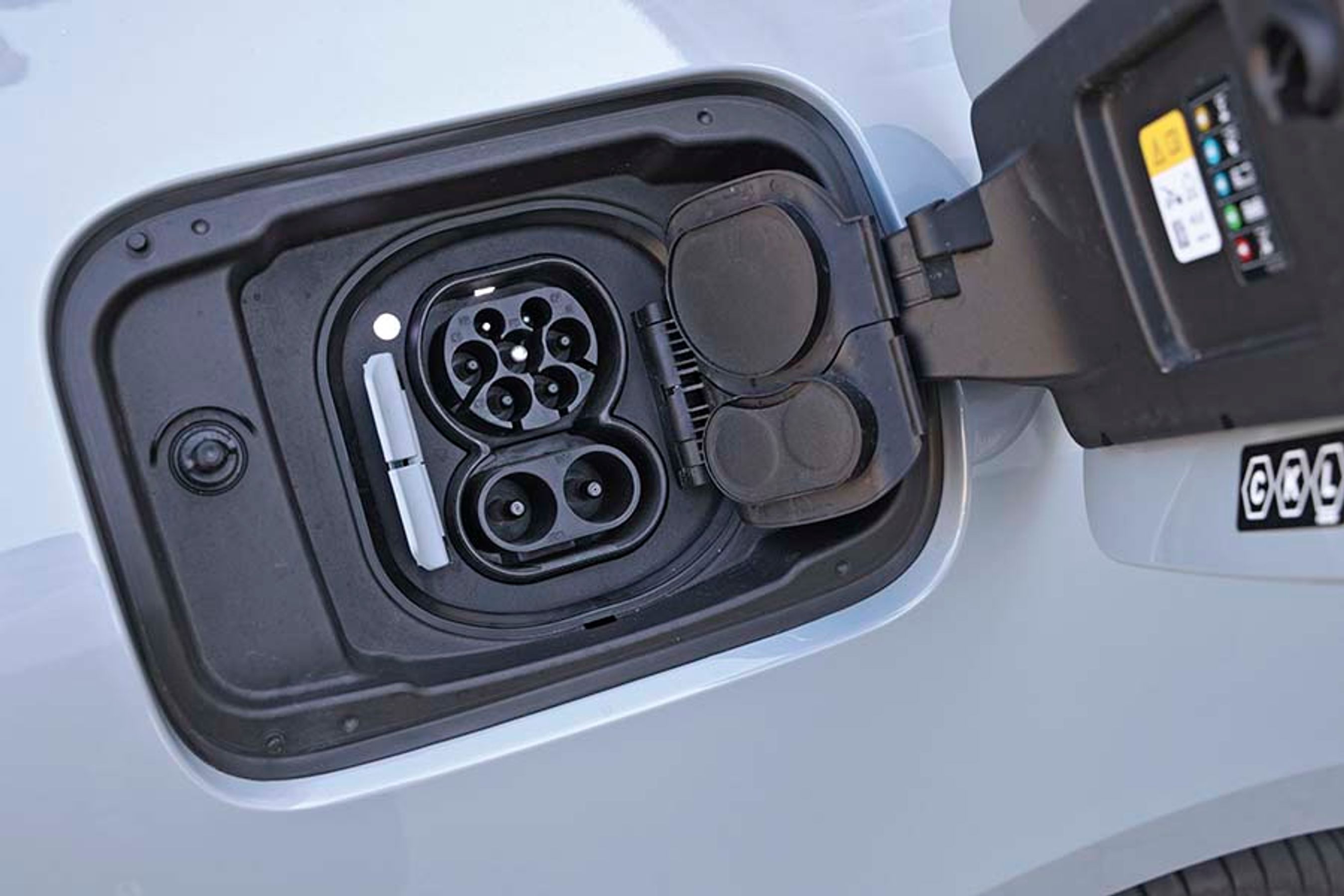 Der er smarte beskyttelseslåger til stikkene, så der ikke kommer snavs ind til lynladestikket, når du lader i dårligt vejr. Men desværre lukker de ikke automatisk, når du smækker den store klap i.