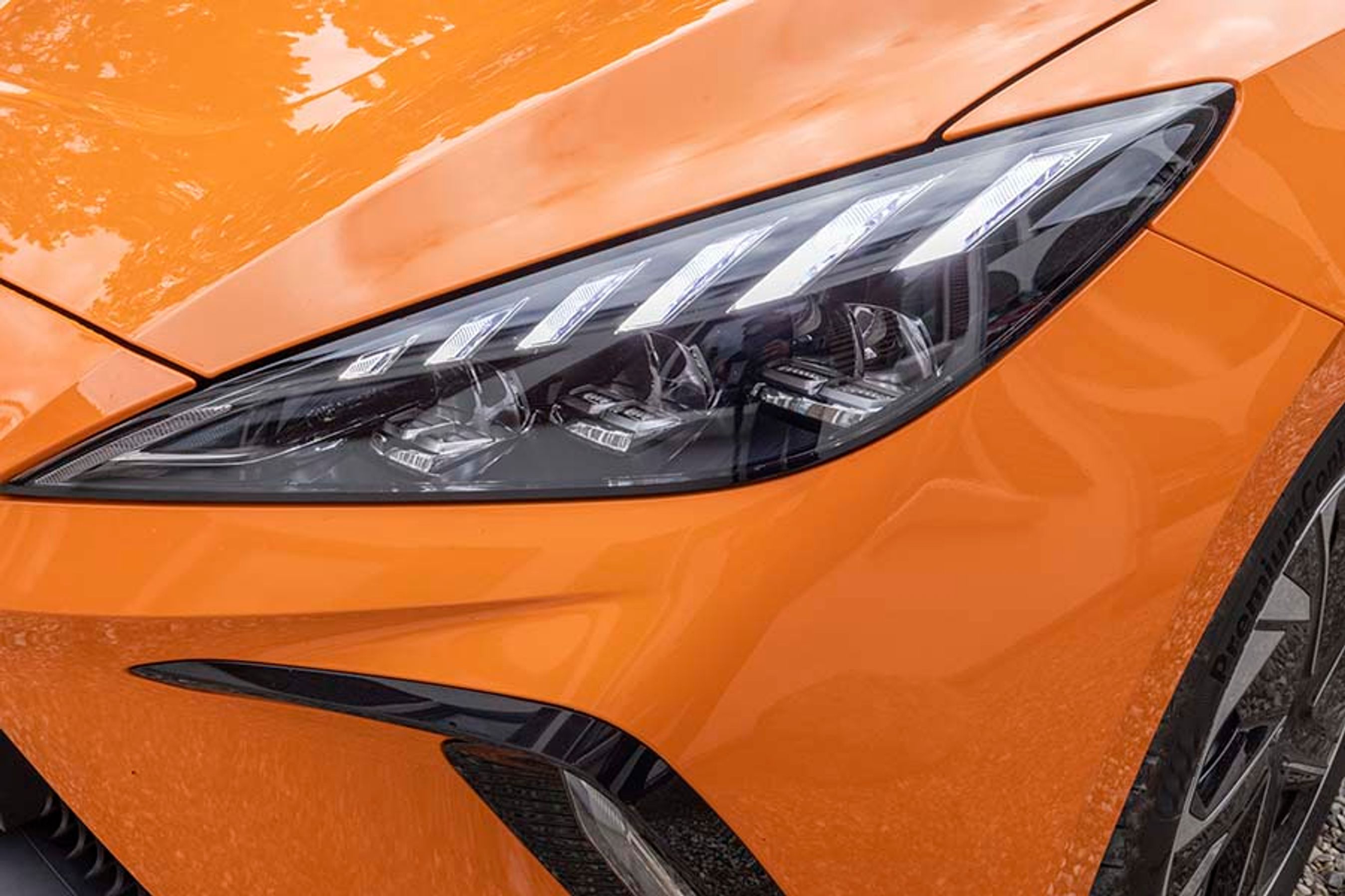 Forlygterne er ret vilde at se på med sine reflektorer, der sender LED-lyset fremad. De blænder selv op og ned, men er ikke af Matrix-typen. De øverste seks felter udgør kørelyset.