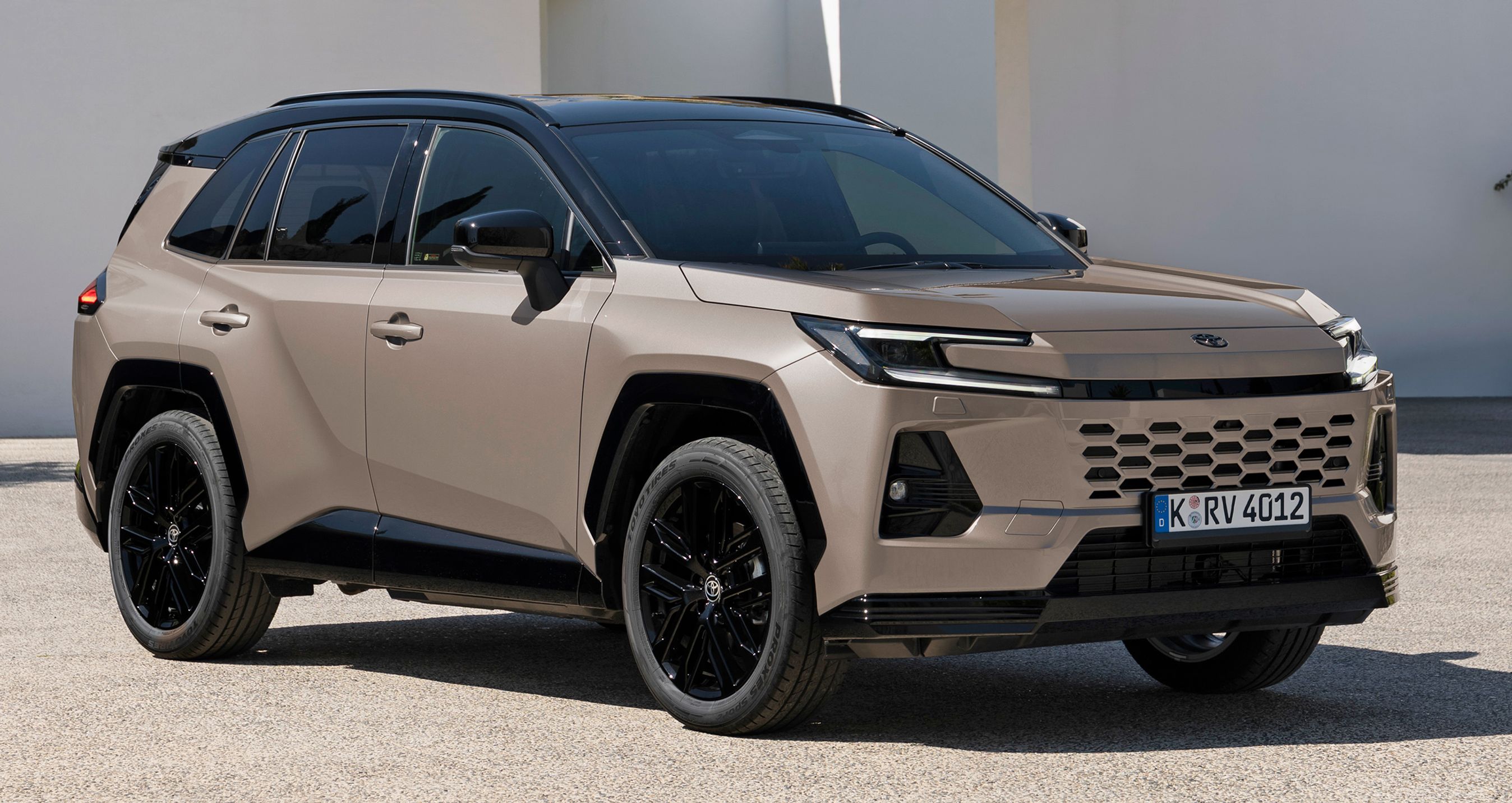 Toyota RAV4 skråt forfra.