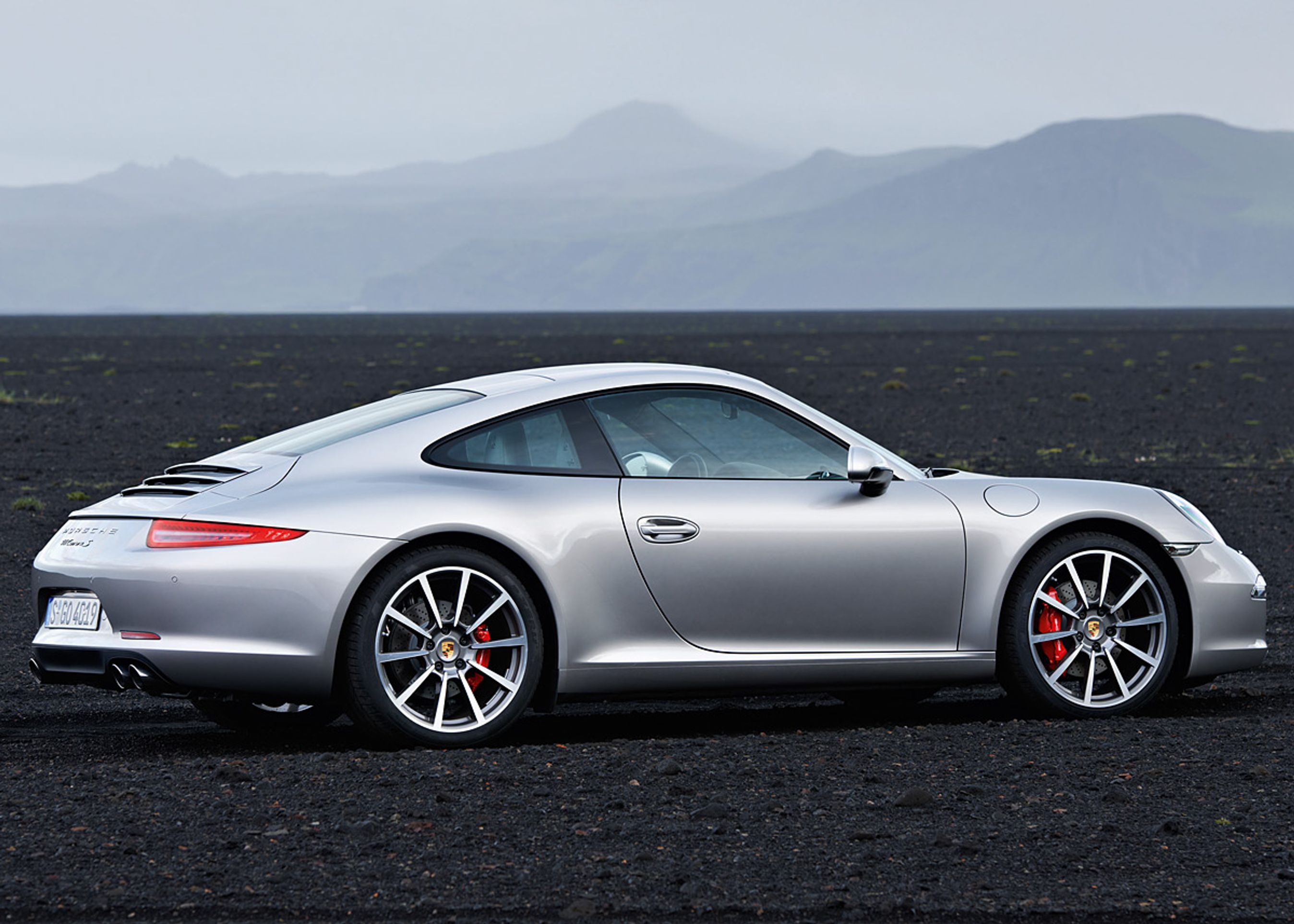 Porsche 911 har fået øget sin akselafstand med ti cm. Den klassiske Porsche-profil er dermed blevet endnu mere udtalt.