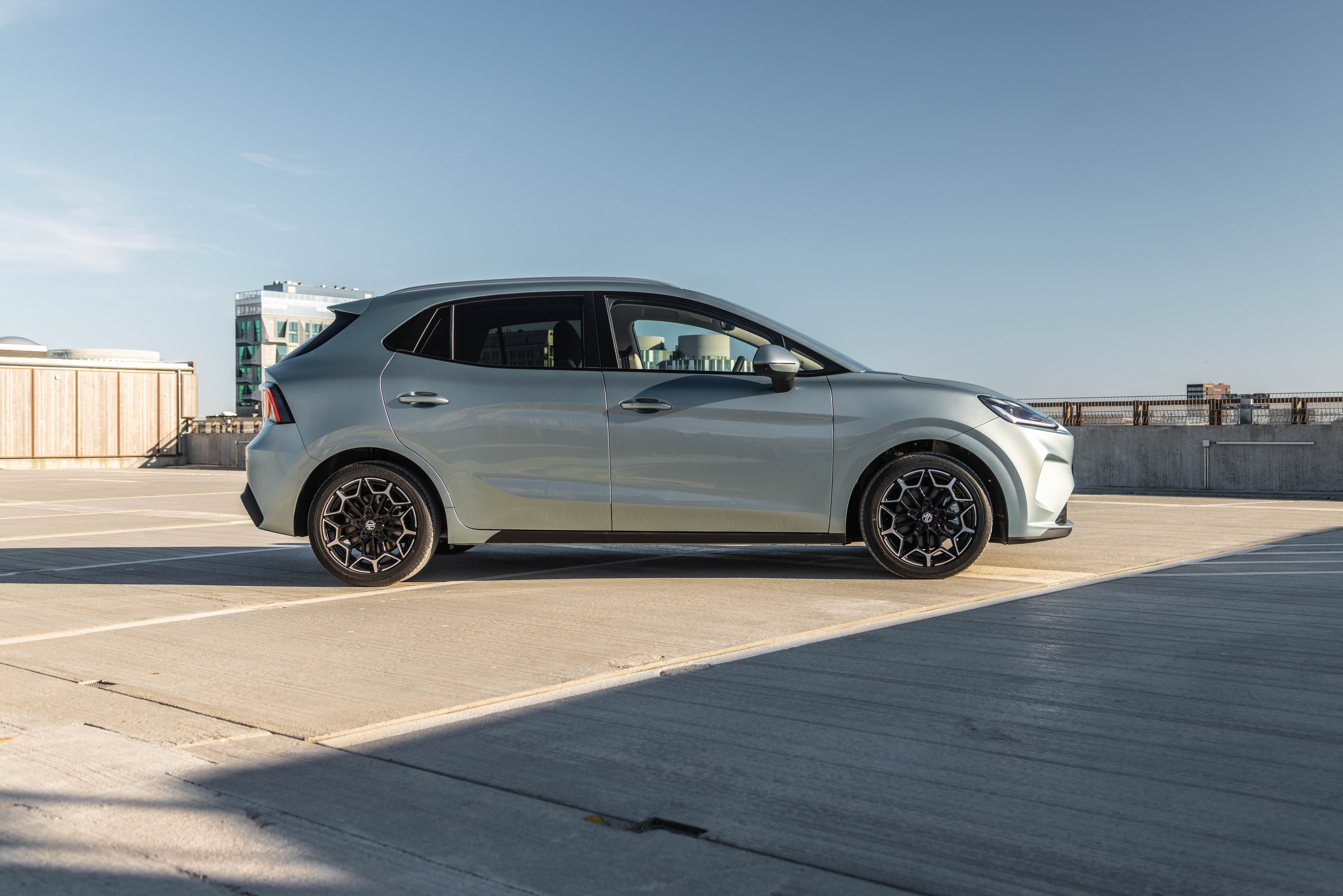 MG4 Urban set fra siden