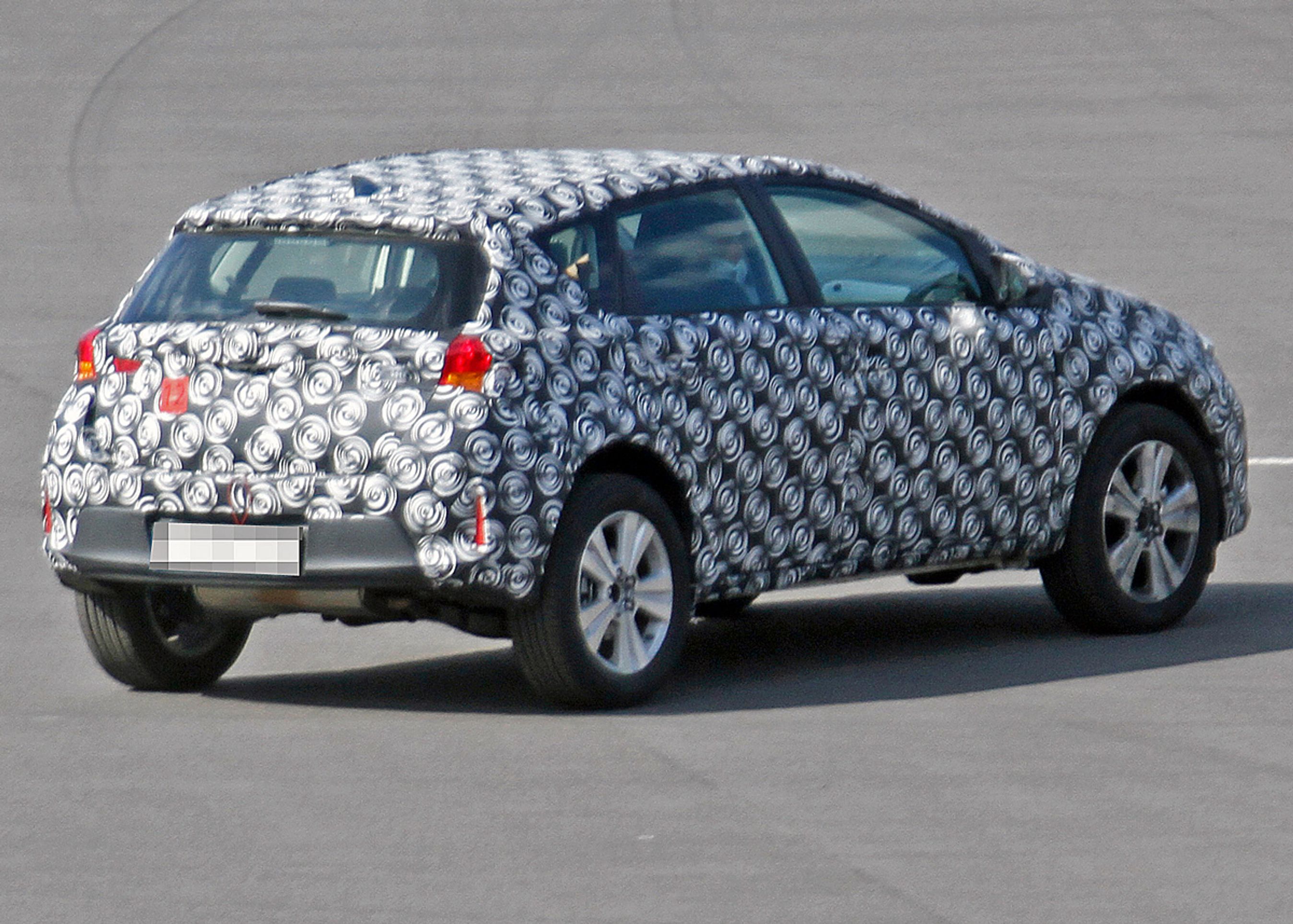 Dette er formentlig den kommende produktionsudgave af C-HR. Den bliver femdørs og får noget mere almindelige former. Foto: Carparazzi