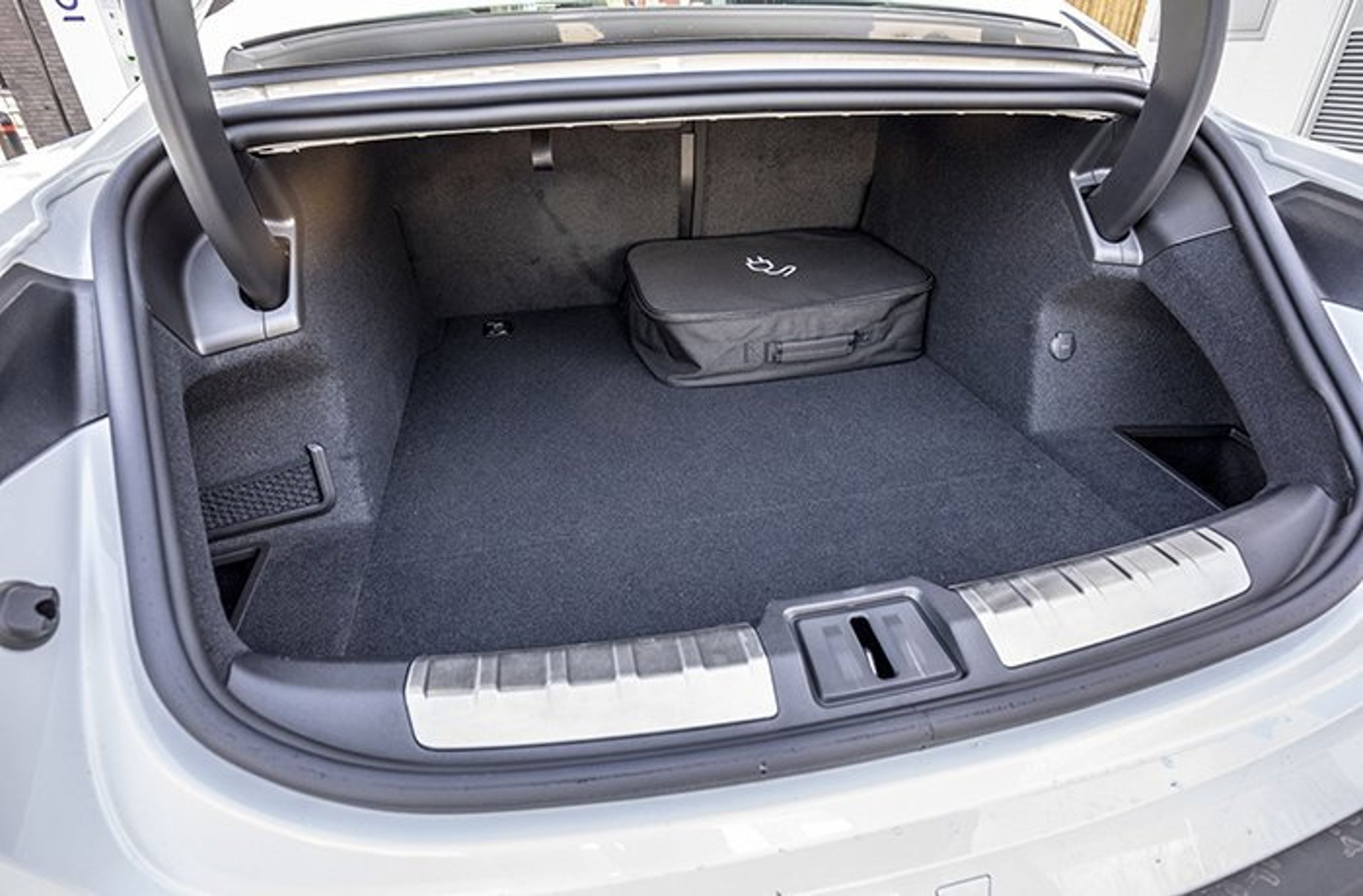 Porsche Taycan bagagerum