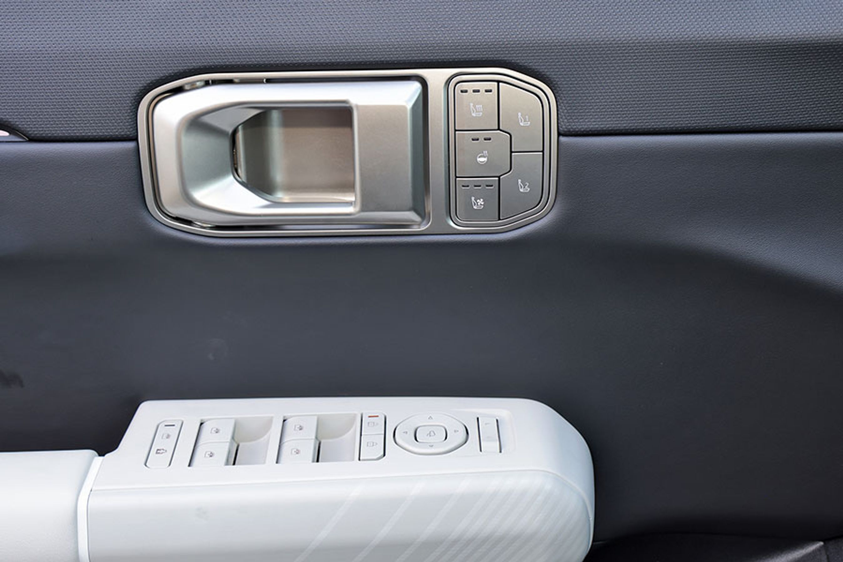 Sæde- og ratvarme styres fra knapper ved dørhåndtaget.