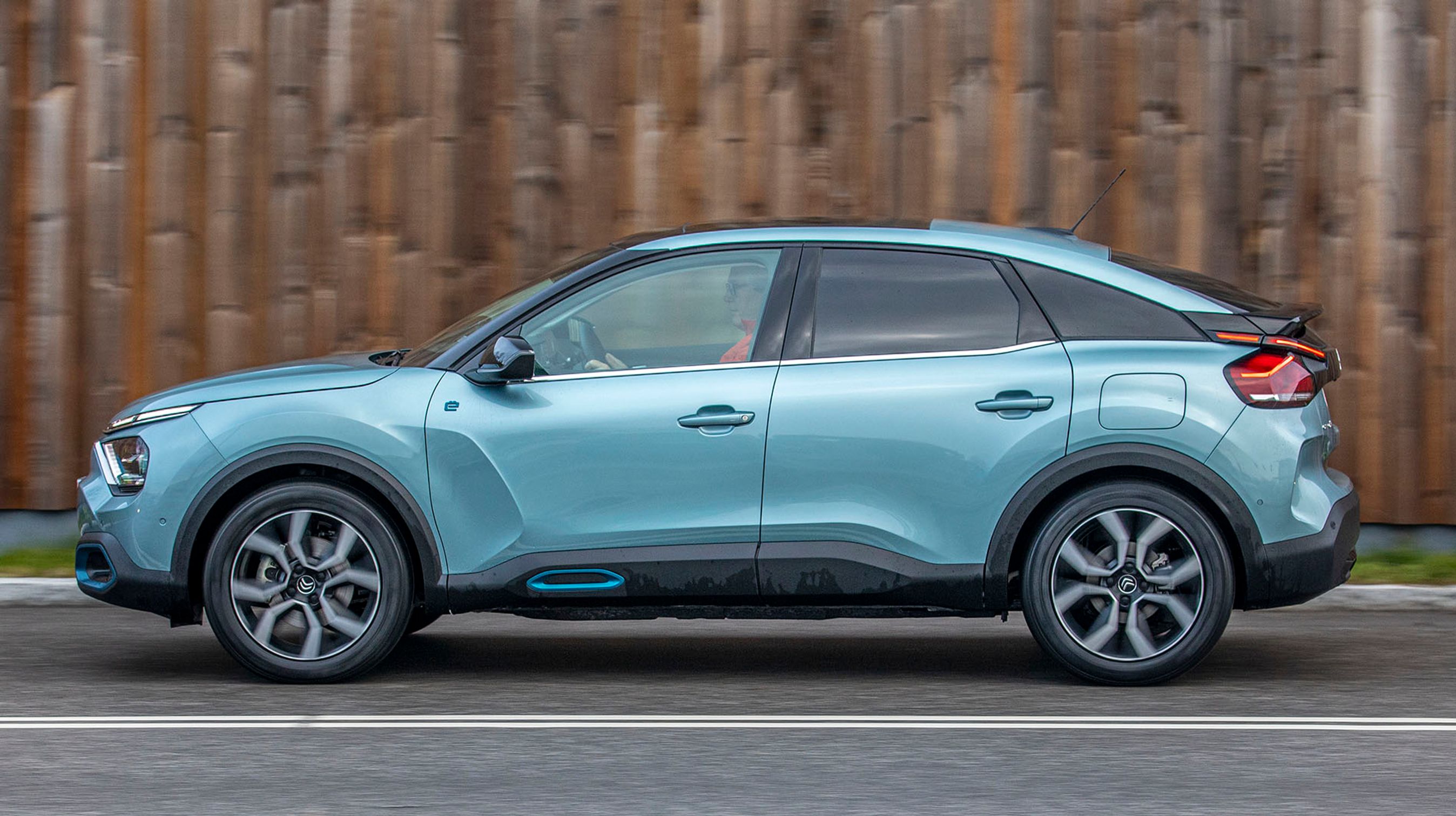 Citroën C4 er bygget over samme platform som bl.a. Peugeot 2008. Men linjerne er helt sine egne. Bemærk den store frihøjde og de kraftige skærmkanter, der begge leder tankerne i retning af en SUV. Men den skrånende bagende signalerer samtidig coupé.