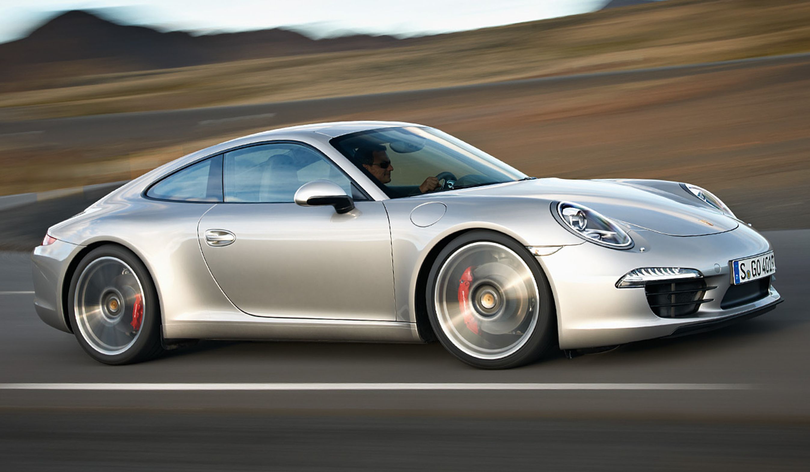 Den nye 911 har fået forlænget akselafstanden med hele ti cm. Men profilen er den velkendte.