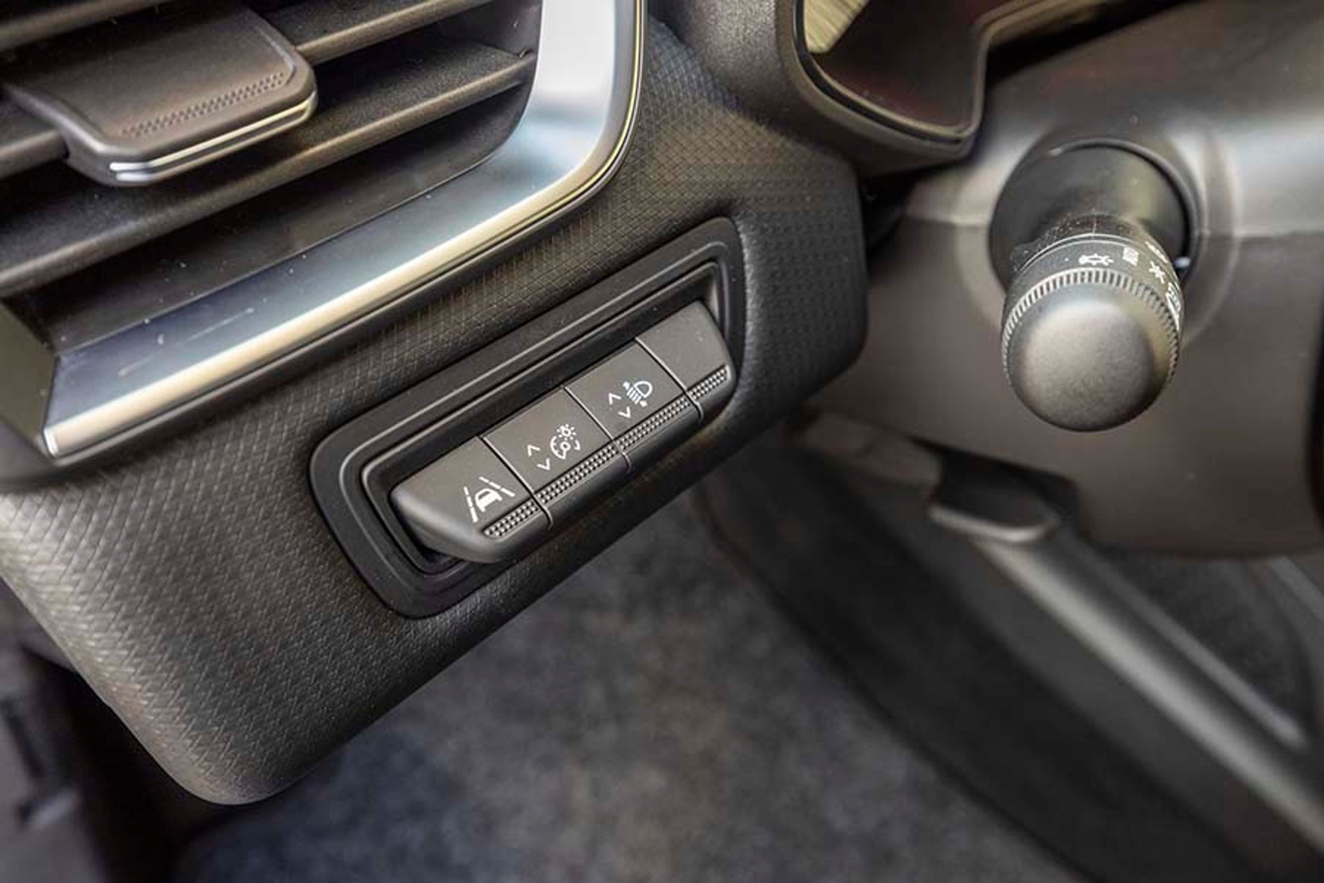 En række knapper er placeret til venstre for rattet, og her kan man f.eks. let slå linjevogteren fra. Det er ofte rart at slippe for dens funktion, når man kører på små, snoede landeveje.