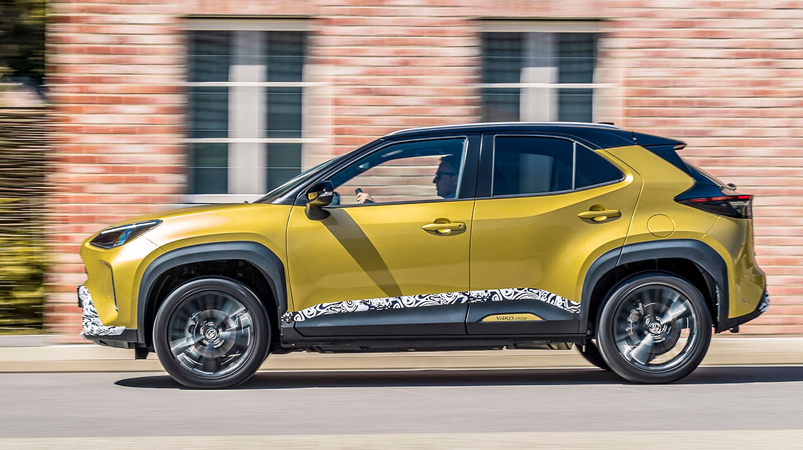 Yaris Cross har samme akselafstand som den almindelige Yaris, men Cross er blevet 9 cm højere, 24 cm længere og 2 cm bredere. Bilen må trække en trailer på op til 750 kg.