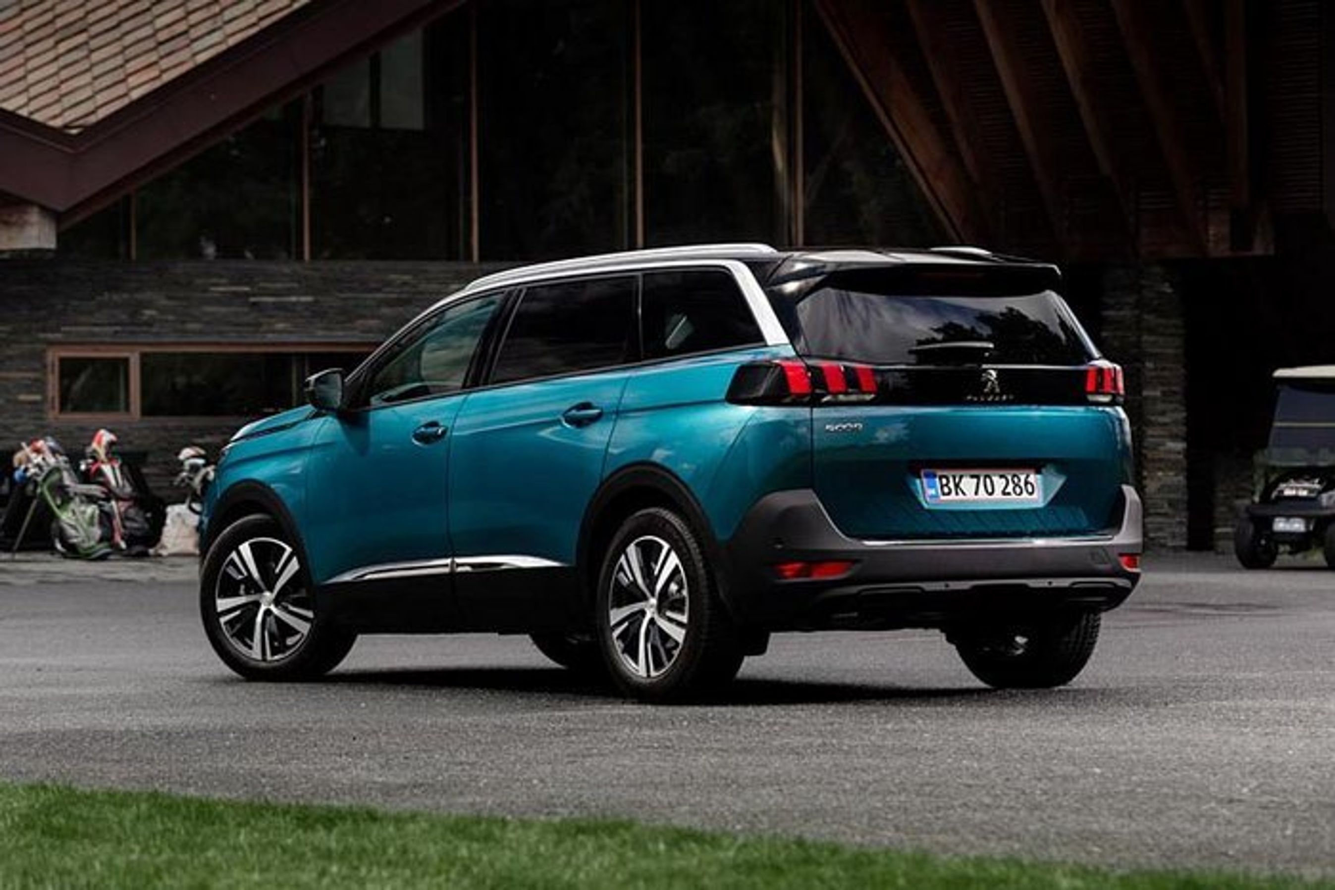 Peugeot 5008 er bygget over 3008, men er blevet lidt længere til gavn for en ekstra sæderække bagest.