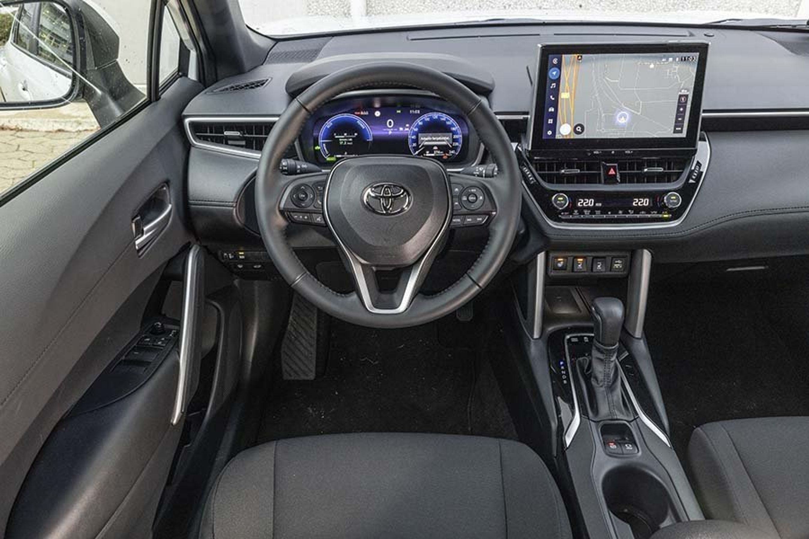 Førerpladsen er moderne udformet med digitalt instrumenthus og en stor opretstående 10,5” multimedieskærm med bl.a. trådløs Apple CarPlay