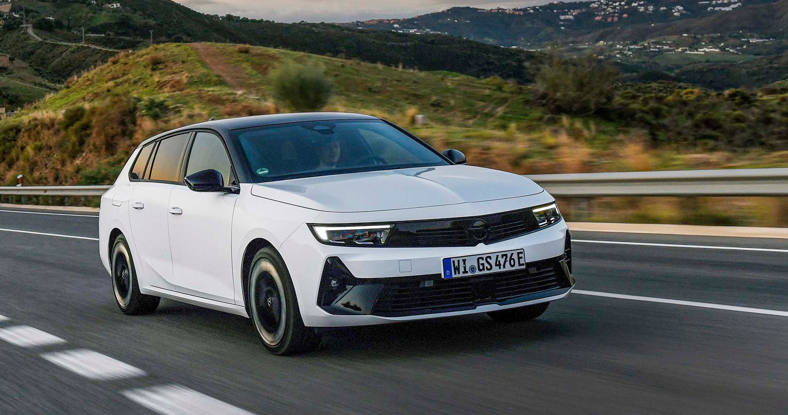 Opel Astra stationcar kører på en bjergvej i Spanien