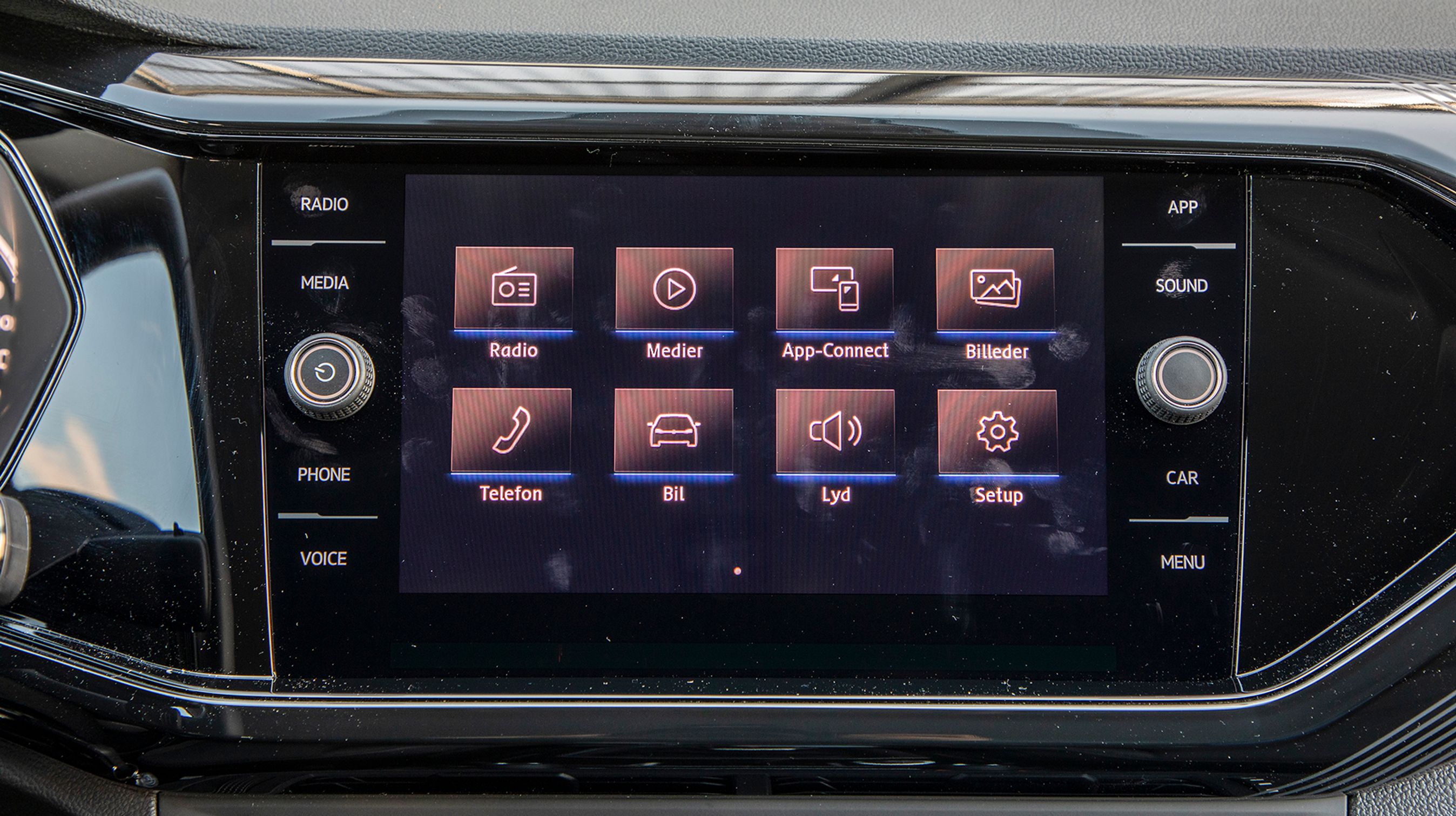 Skærmen er flot integreret i instrumentpanelet. Der er drejeknapper til volumen og betjening af f.eks. navigationsanlæg.