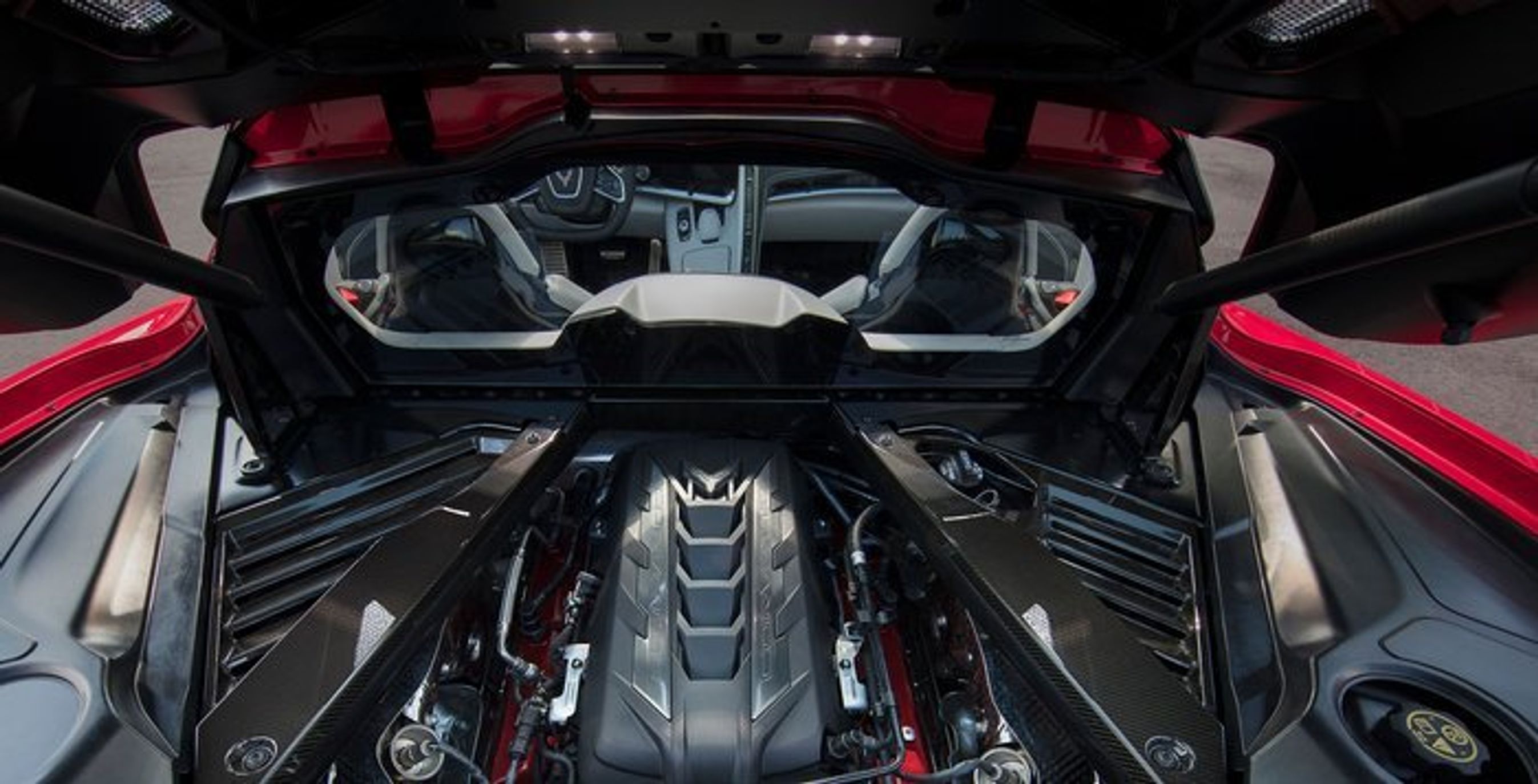 V8-motoren ligger nu midt i bilen, lige bag forsæderne.