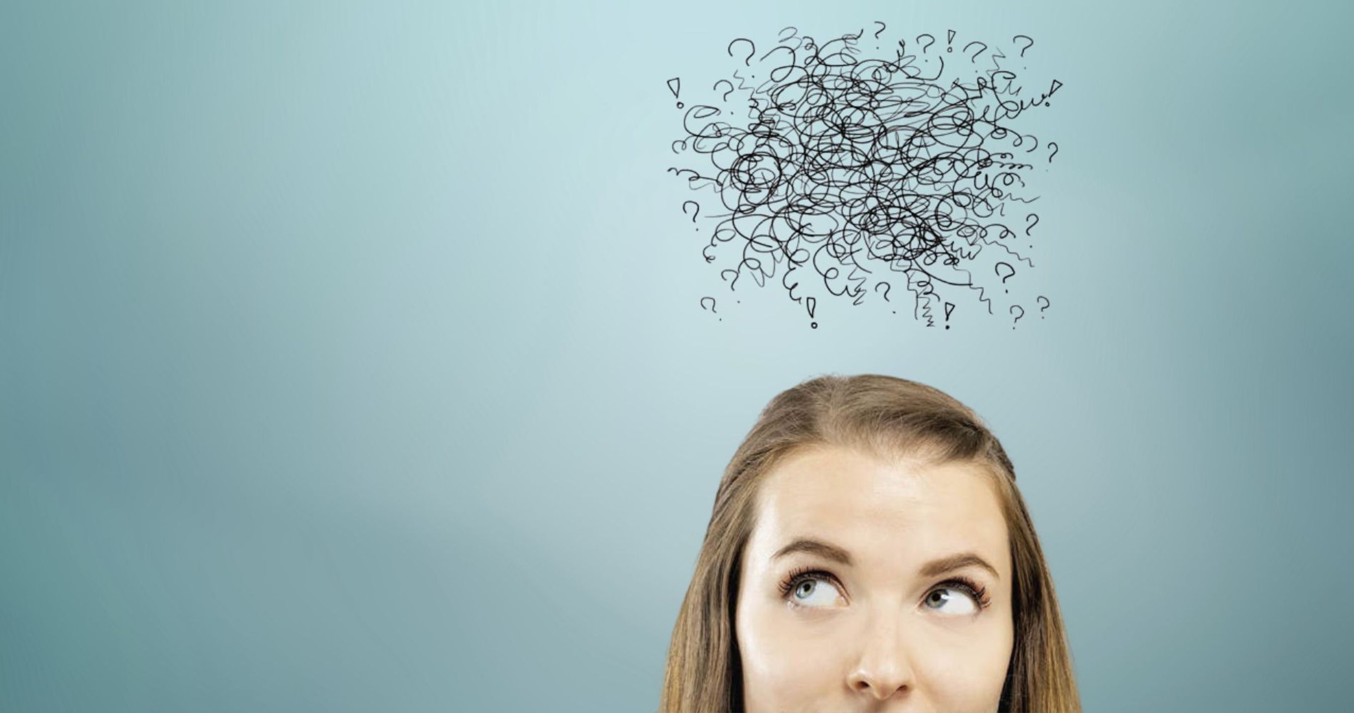 Kvinde med spekulativt udtryk