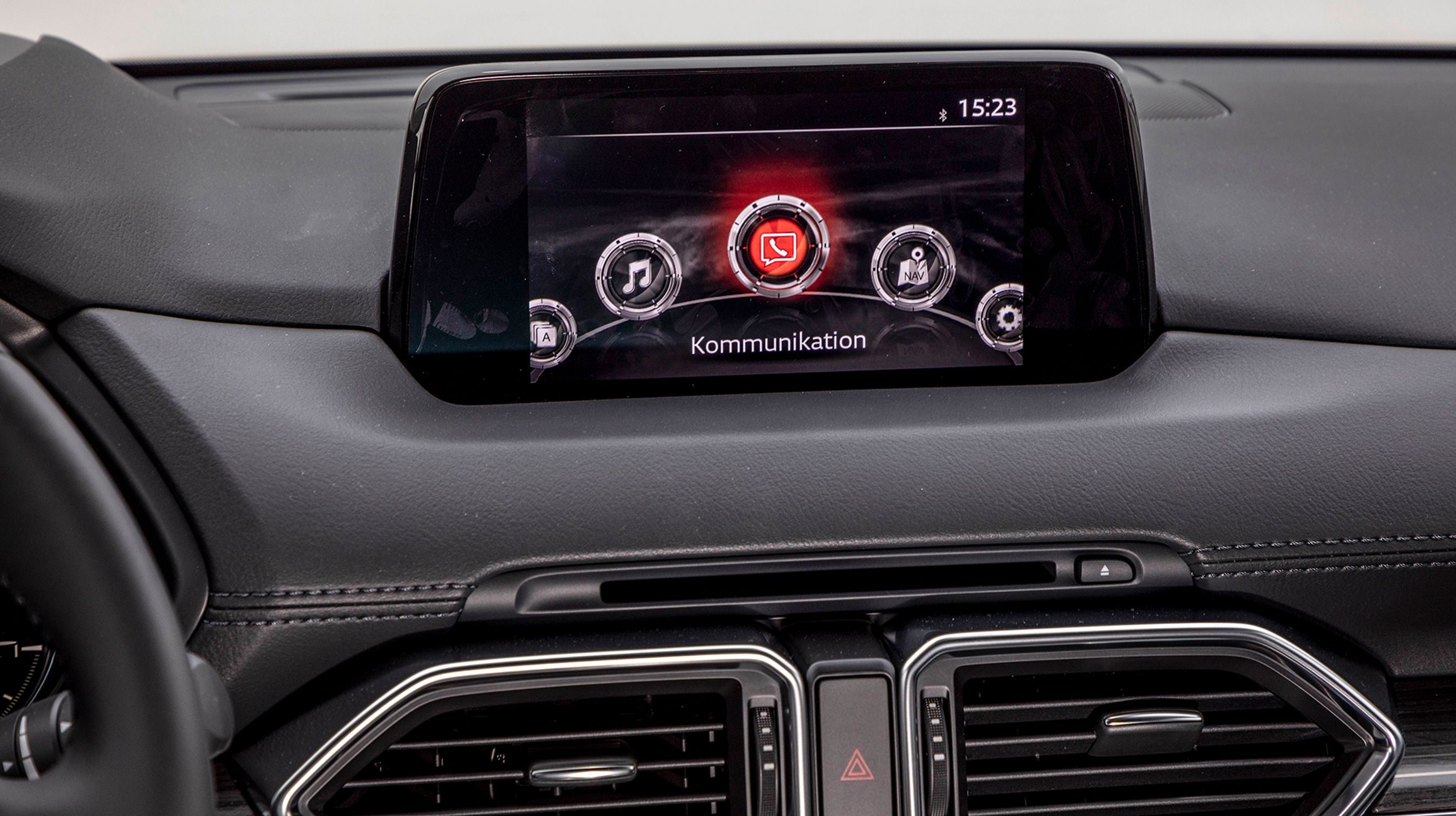 Skærmen i midten er med danske menuer, men navigationsanlæg er ikke standard og koster 8.000 kr. ekstra.