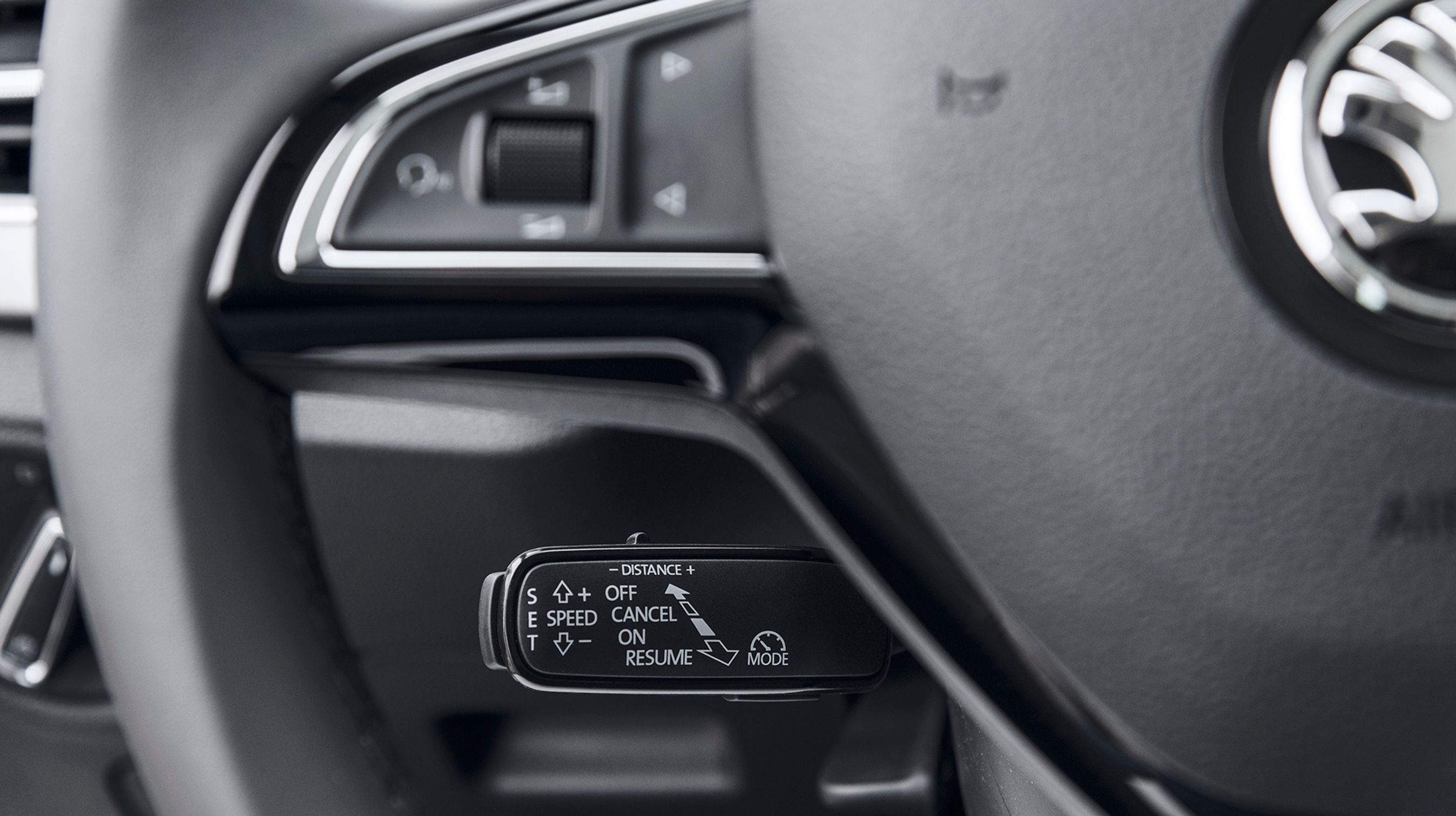 Betjeningen af fartpiloten er lidt kikset placeret på en stilk bag rattet. Adaptiv fartpilot fås, men det er endnu usikkert, om den bliver standard.