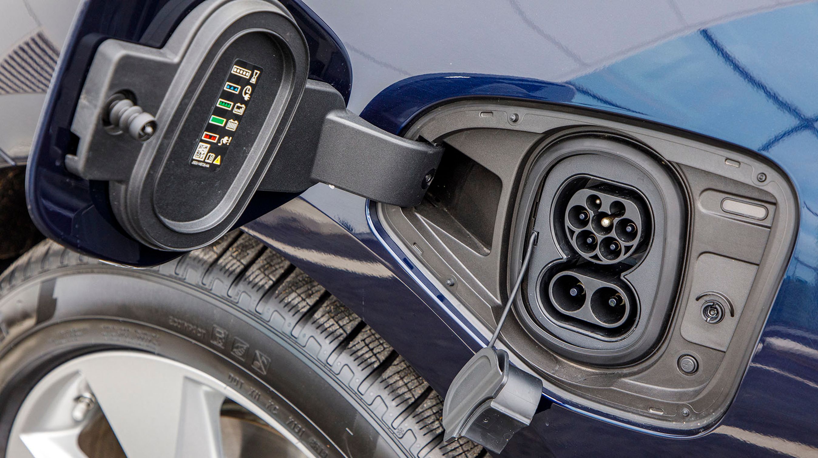 Ladestikket er nu udvidet til at lade med tre faser. Det gør det muligt at lade med op til 11 kW fra en ladeboks, og så tager det ca. 8 timer at få strøm på et tomt batteri. Man kan også lynlade med op til 100 kW, når man er på farten.