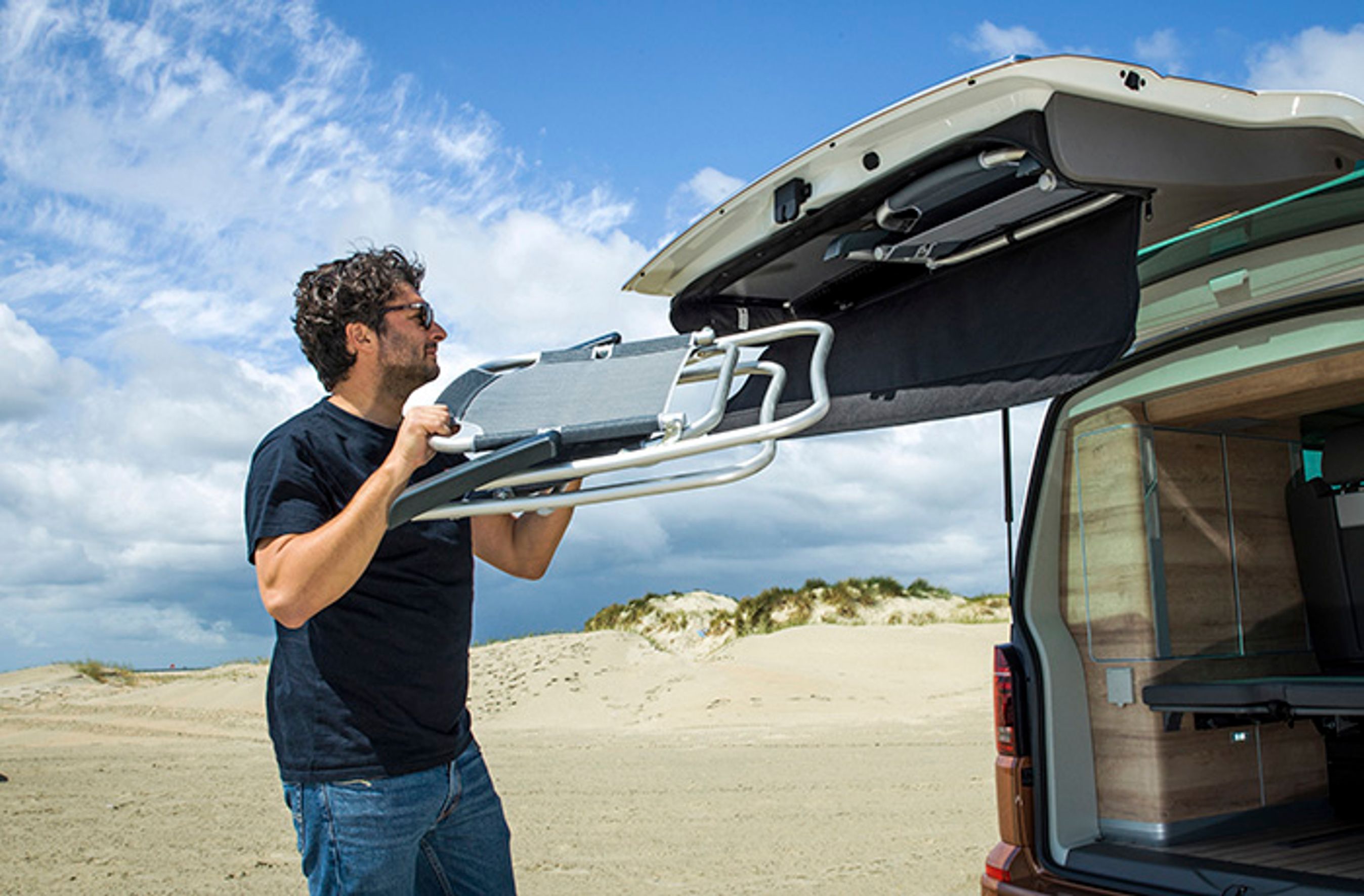 De to campingstole er fint integreret i bagklappen, når de ikke er i brug.