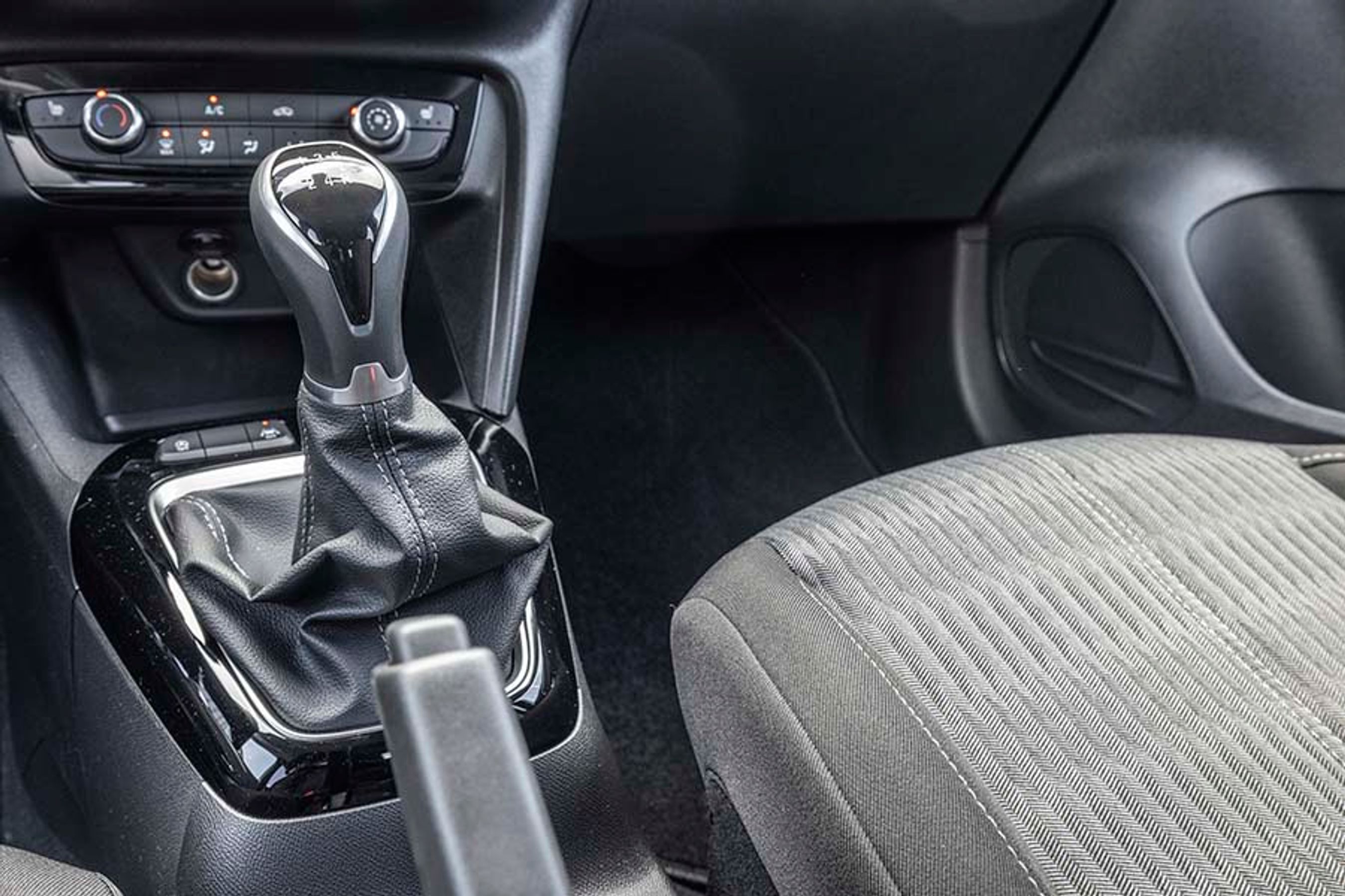 Der er fem manuelle gear, og de arbejder fint sammen med motoren, men man skal ikke forvente vild acceleration.