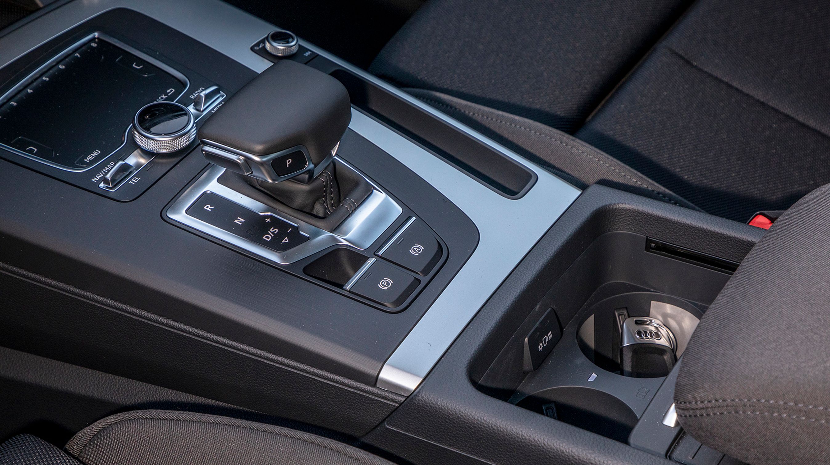 Gearvælgeren er af den elektroniske type, der selv går i 'P', når man trykker på stop-knappen.