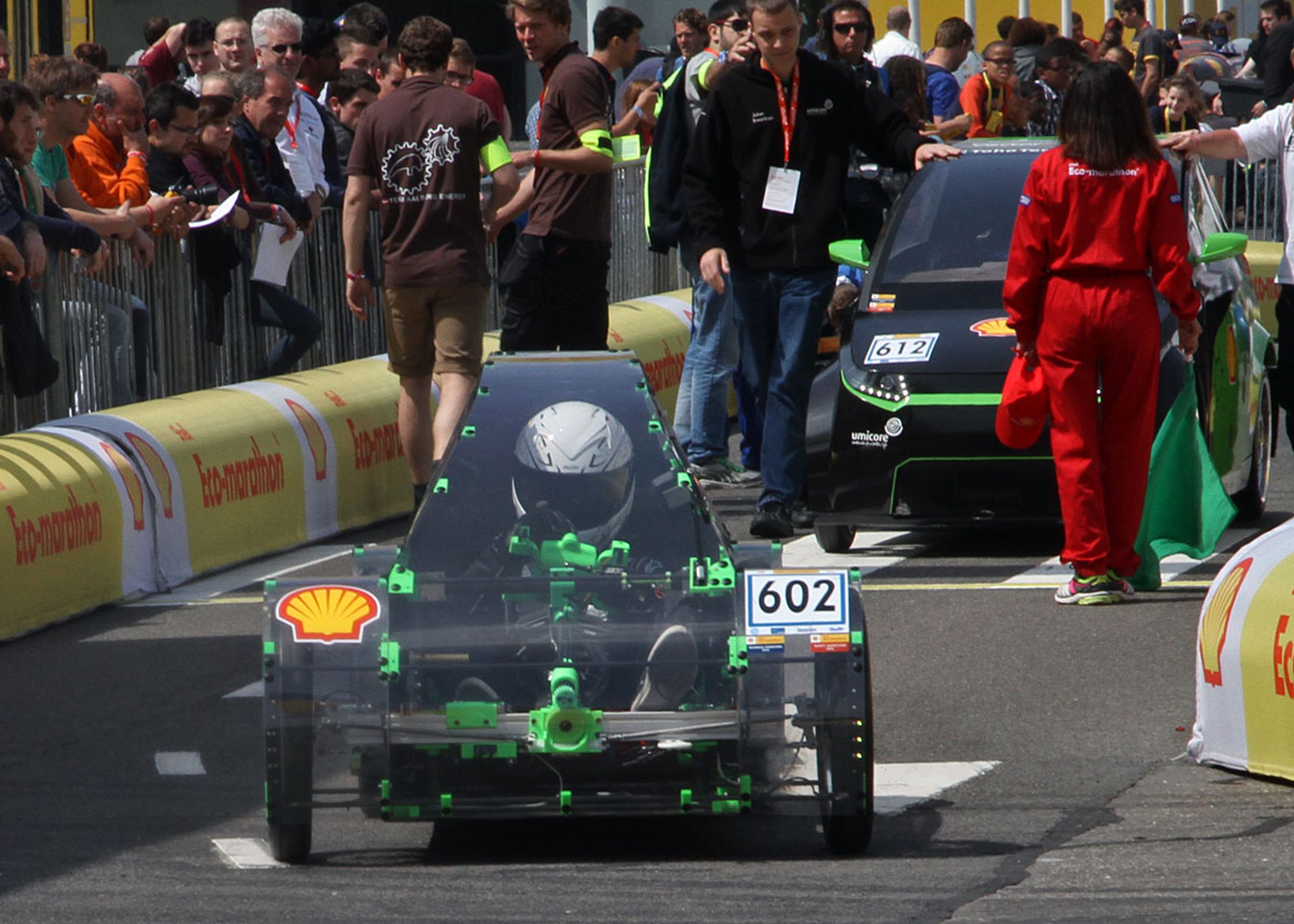 Bilen fra Team Aalborg Energy accelererer ud fra pitten i Shell Eco-marathon i kampen om at bruge mindst brændstof. Aalborg-bilen er en brændselscellebil. Foto: Torben Arent