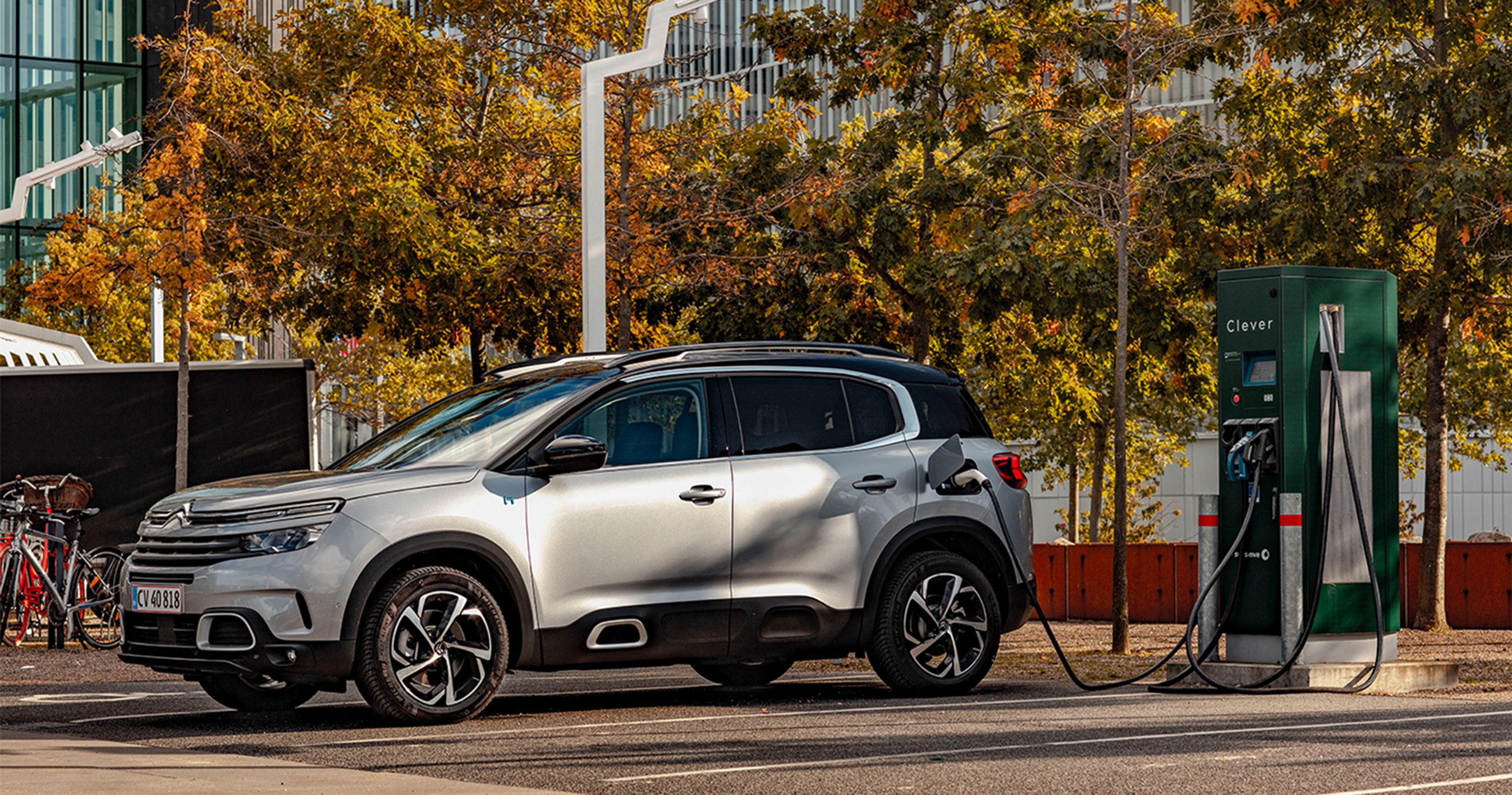 Sølvgrå Citroën C5 Aircross plugin-hybrid lader