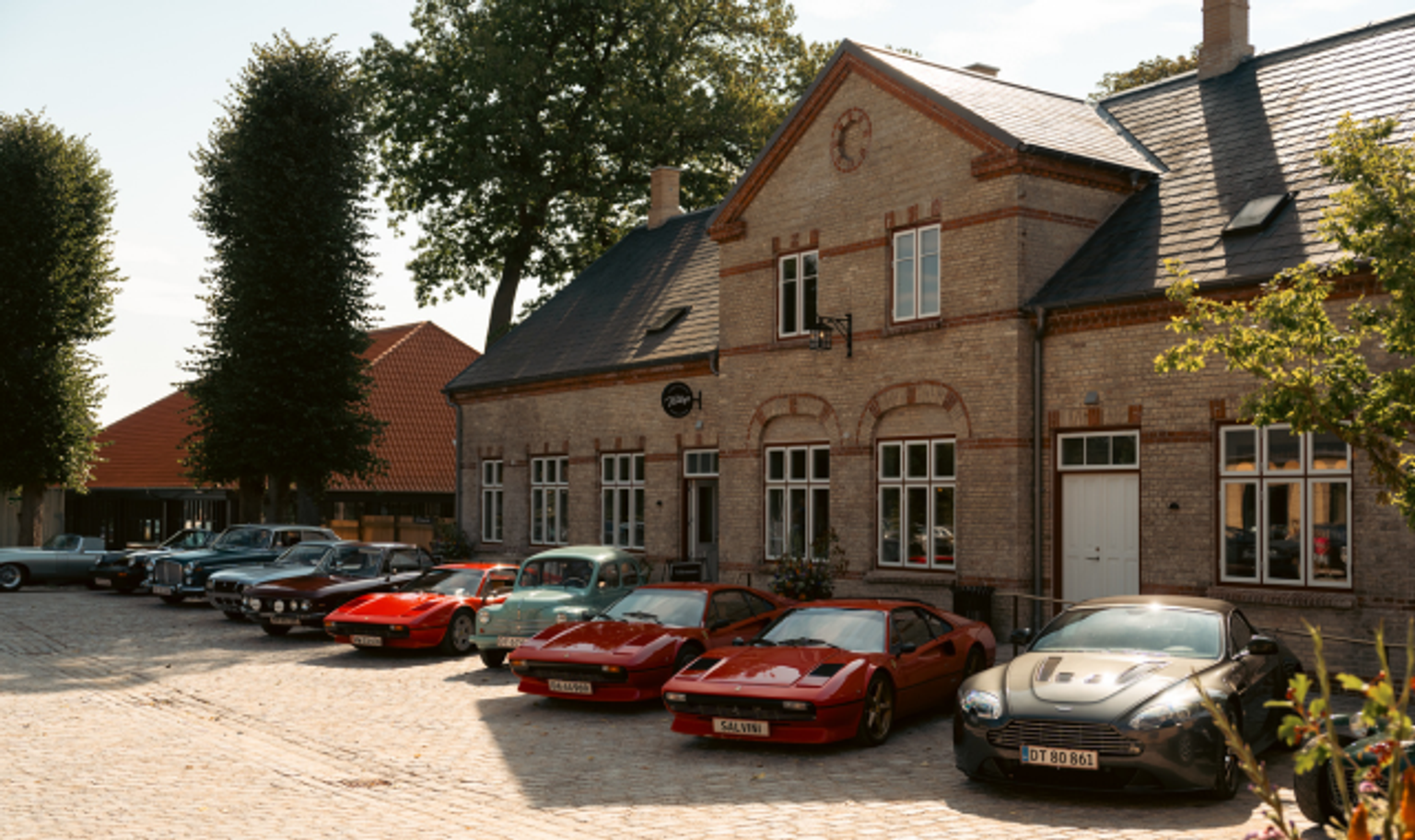 Flotte klassiske biler parkeret foran Classic Car House